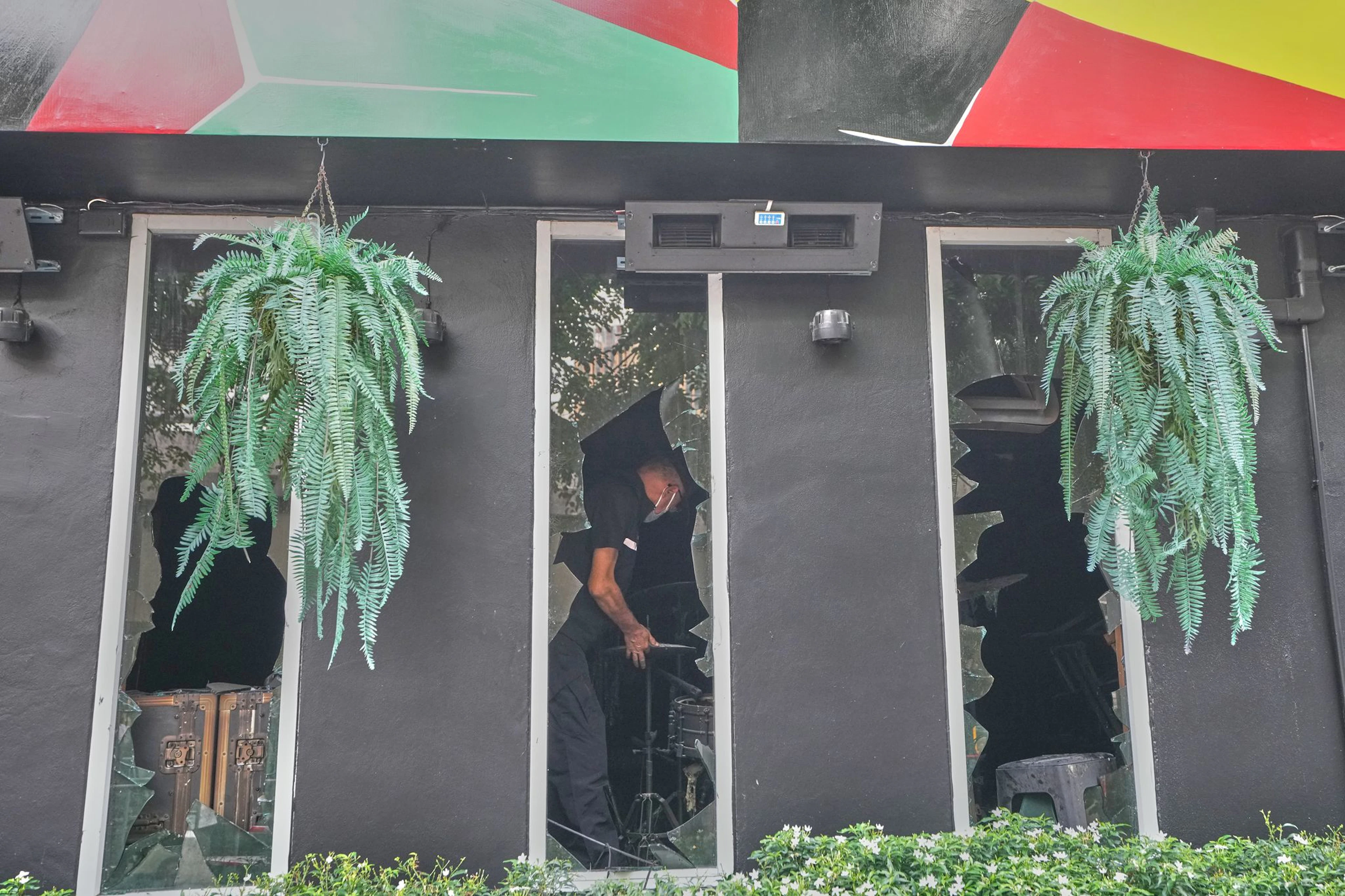 Polizisten suchten am Tag nach dem Feuer nach Hinweisen zur Unglücksursache.