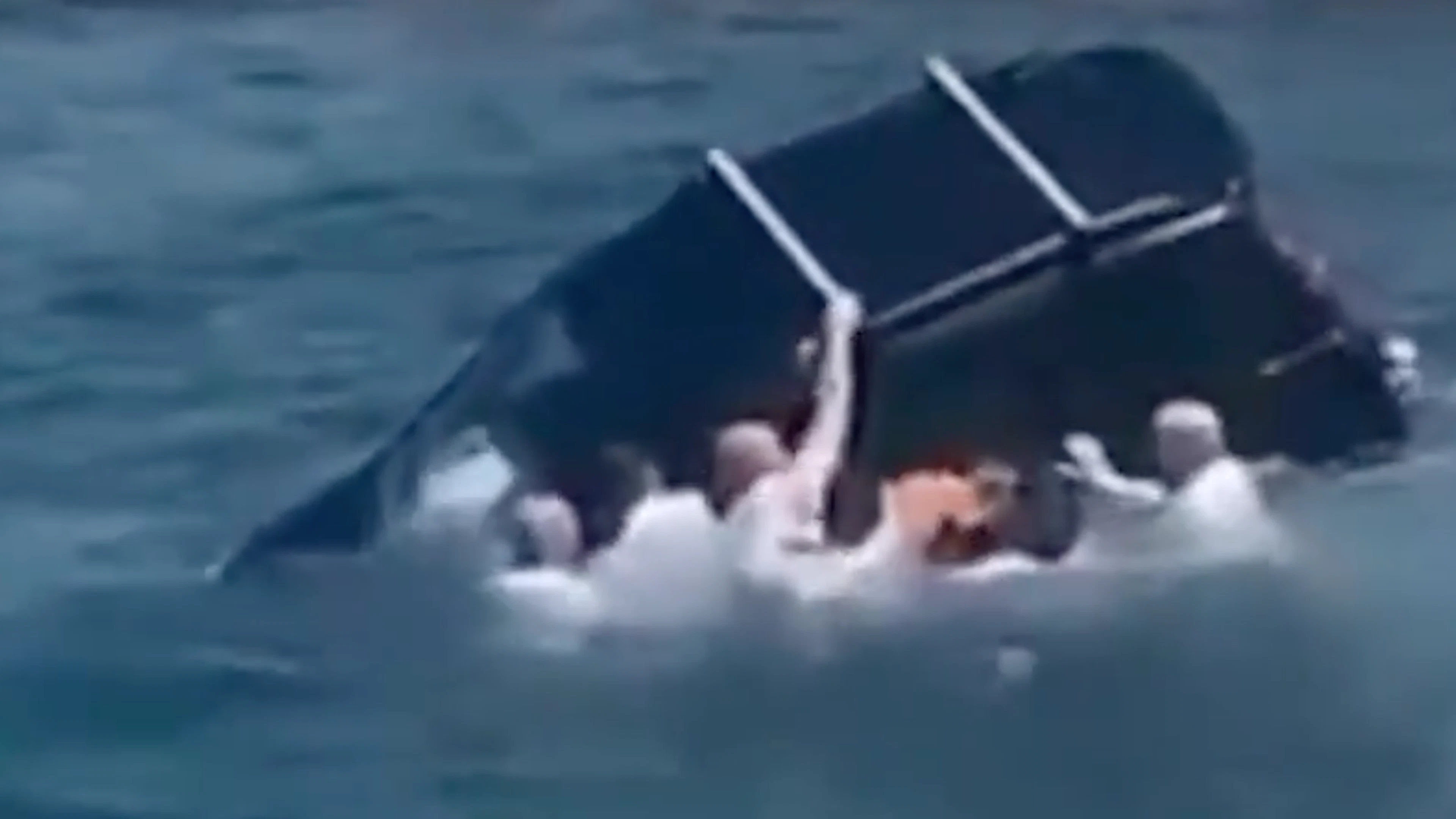 Auto versinkt im Hafen – was dann passiert, begeistert ganz Italien