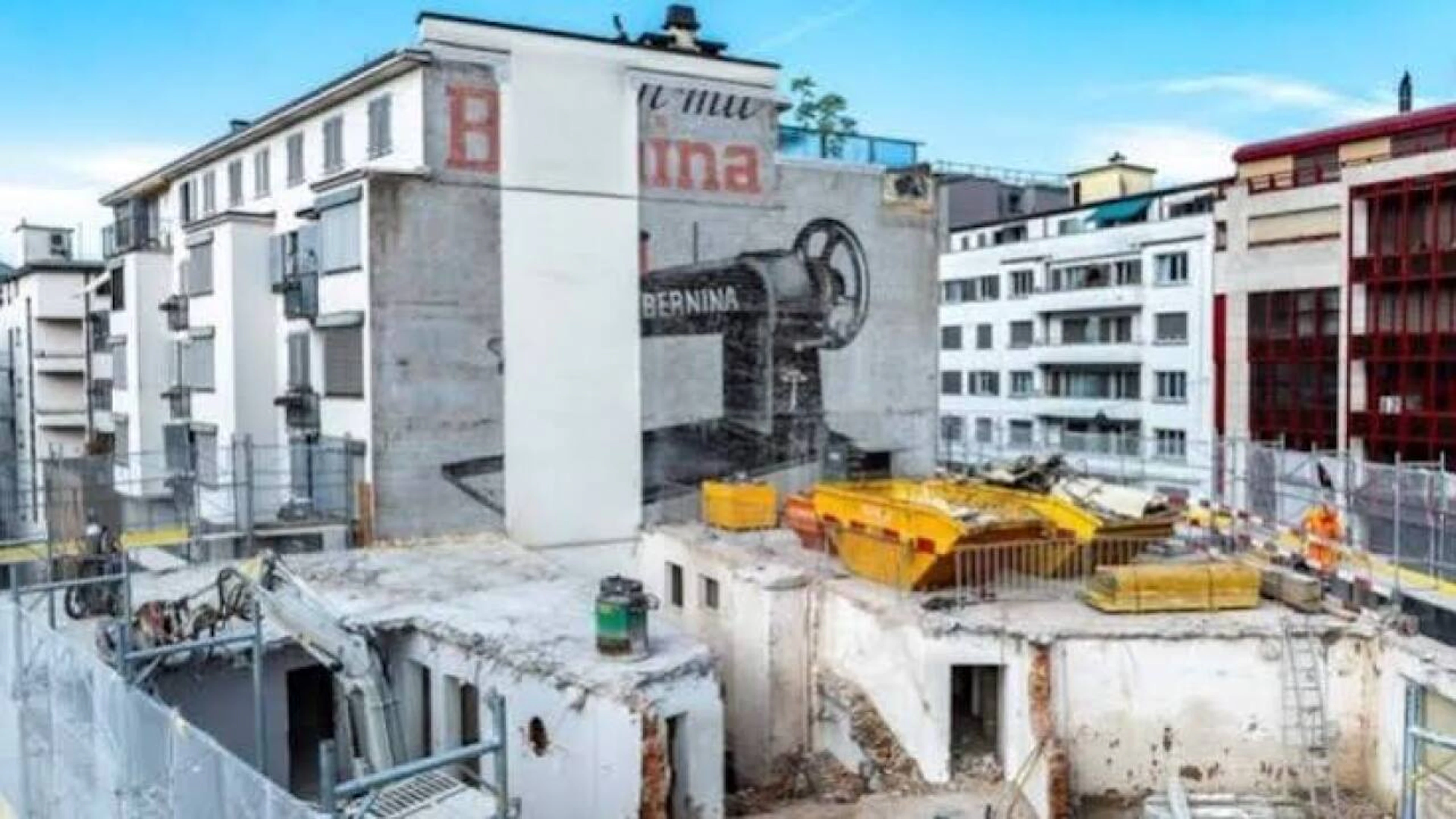 La réclame della Bernina ancora in parte visibile.
