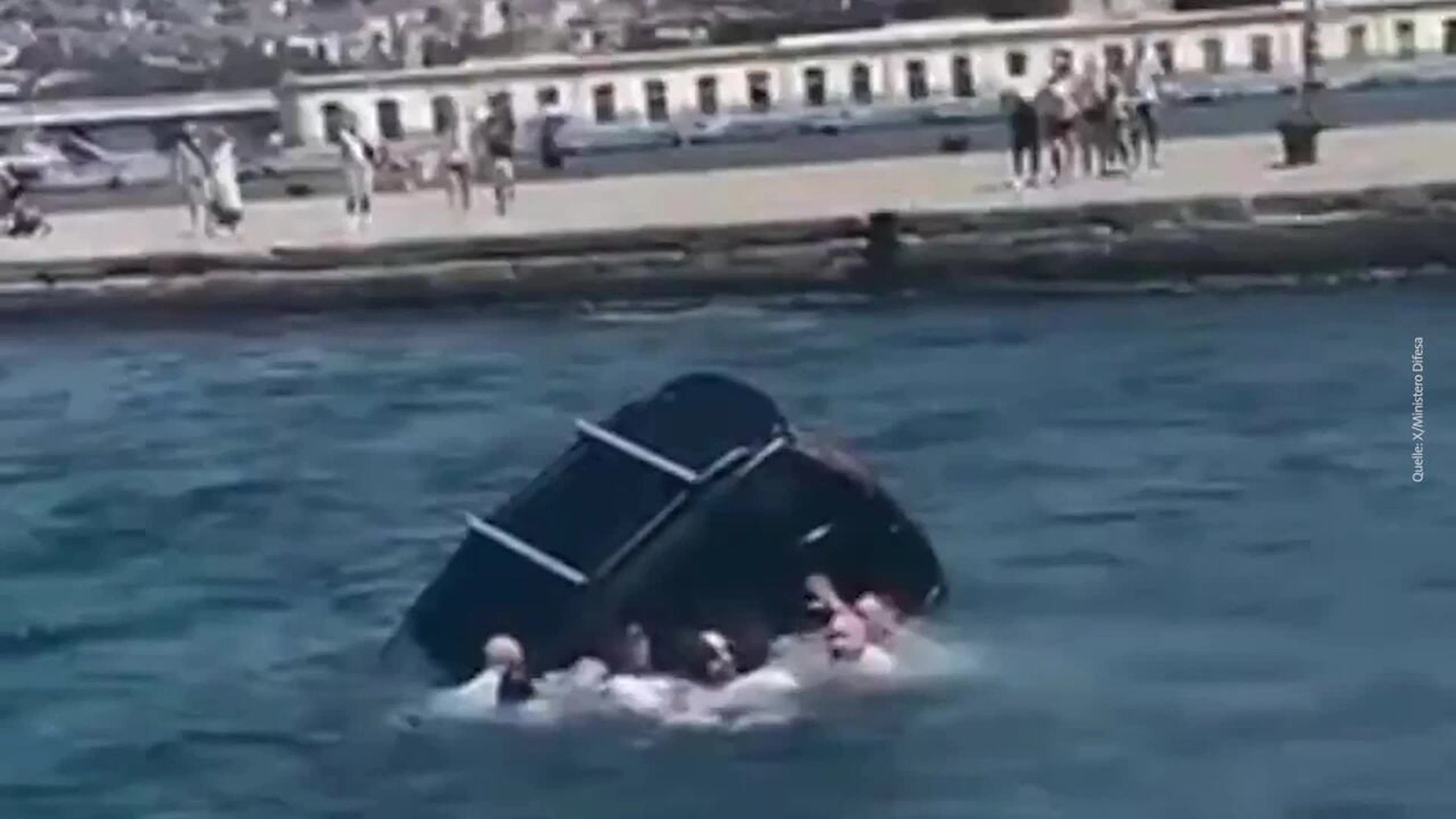 Italienische Rekruten retten Mann aus sinkendem Auto