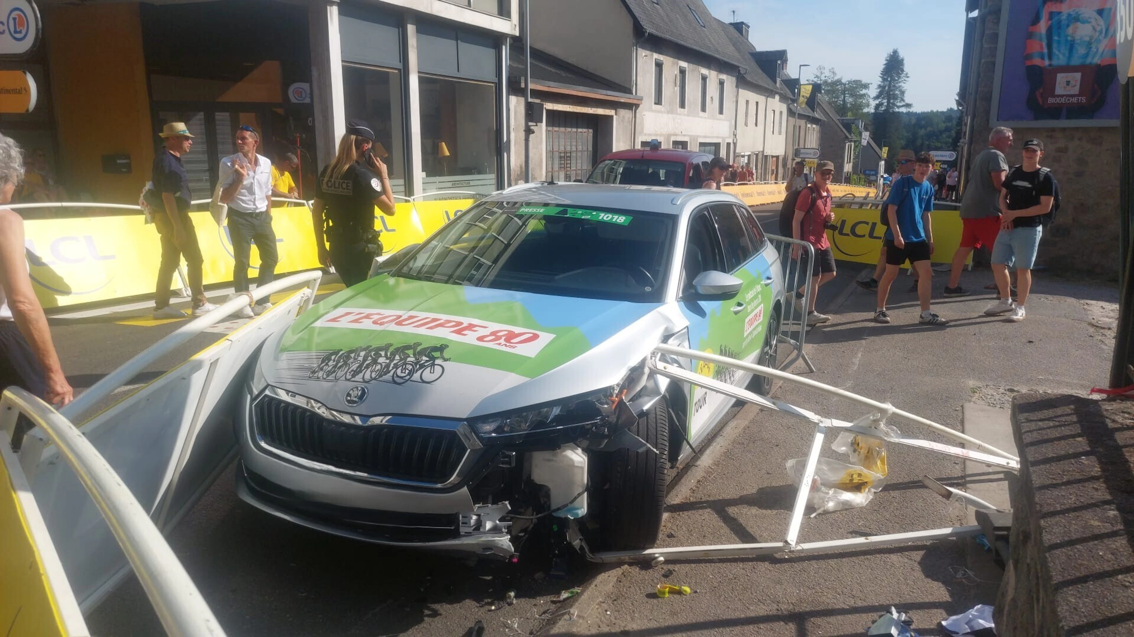 Une voiture percute des barrières à l'arrivée, un blessé grave