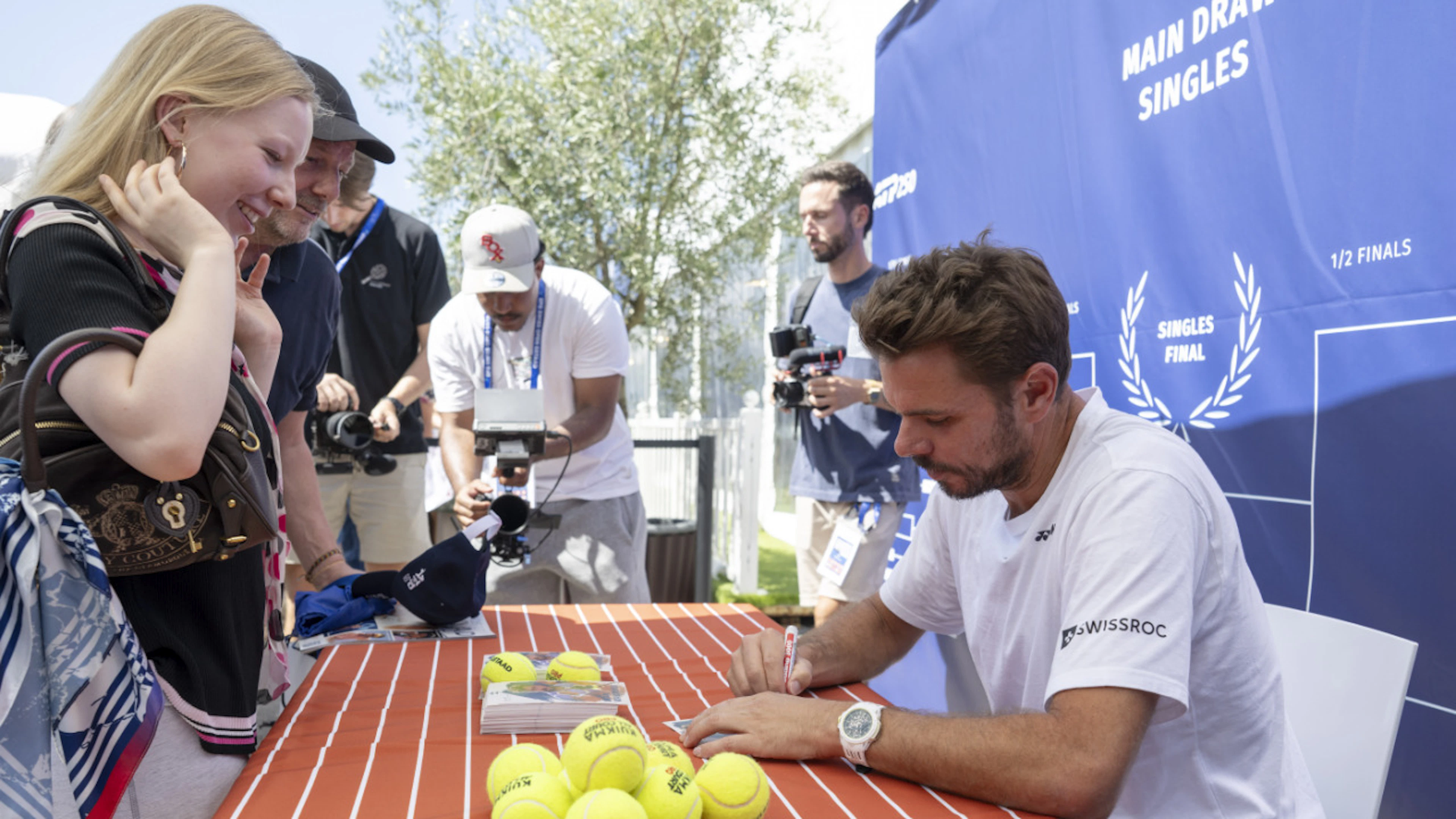 Signed countless autographs on Sunday: Stan Wawrinka at his farewell celebration in Gstaad