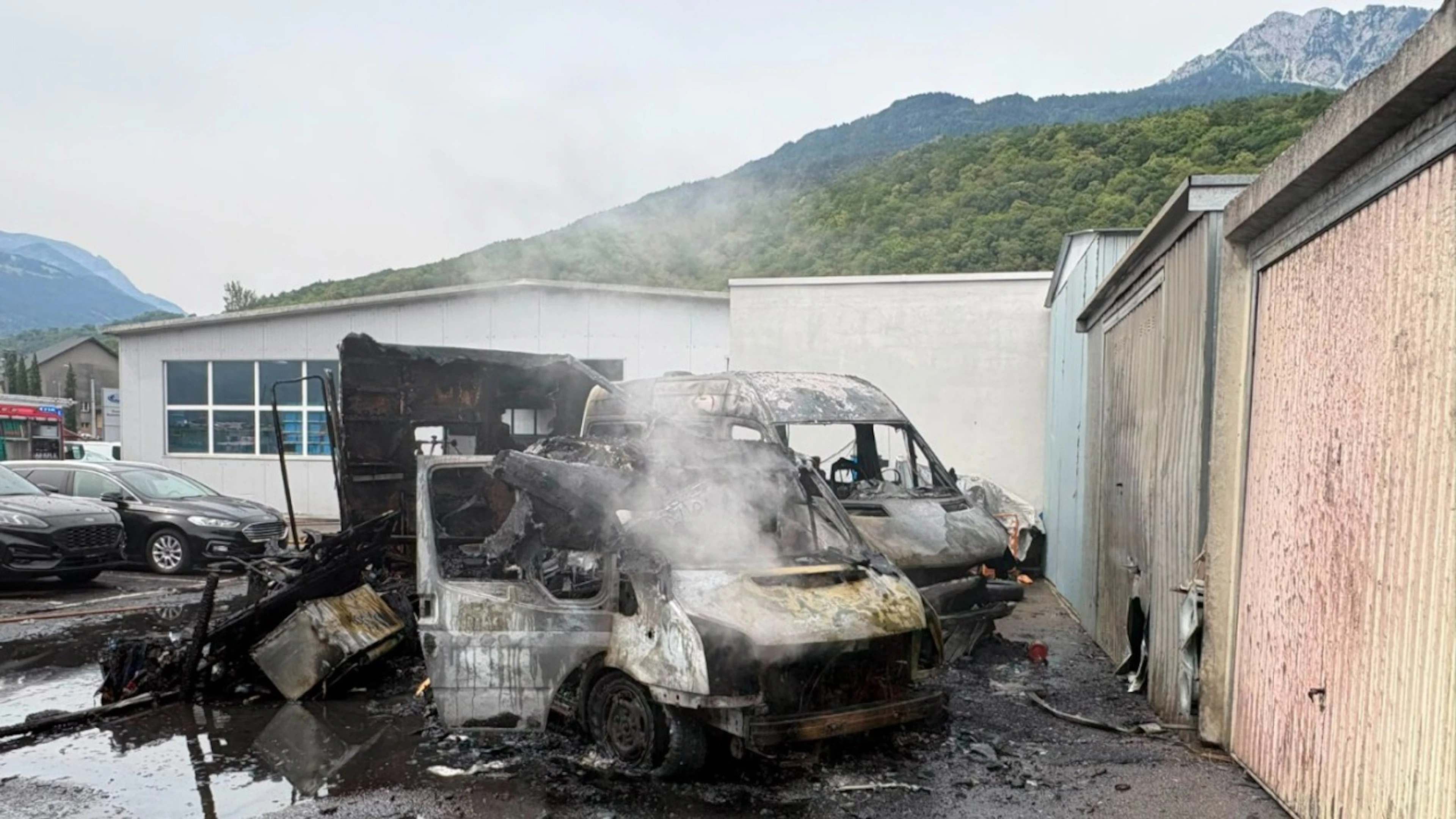 Deux véhicules partent en fumée dans un garage