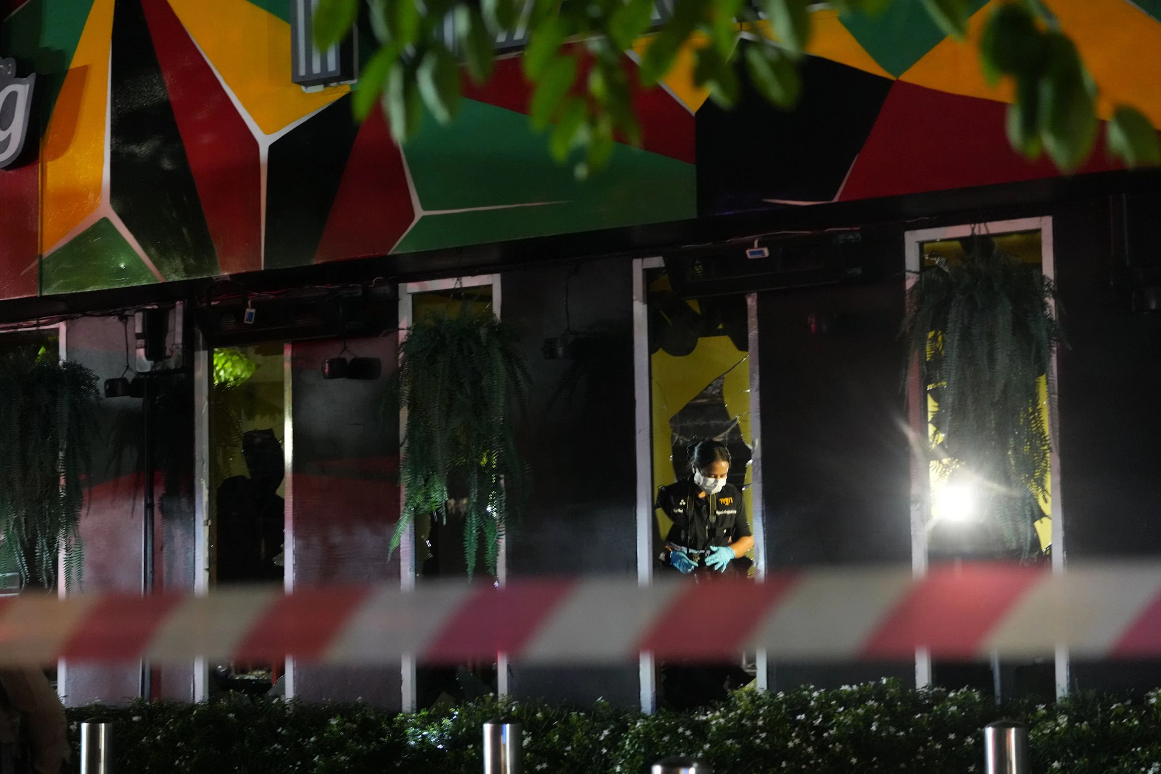 Zahlreiche Fenster sind bei dem Brand geborsten.