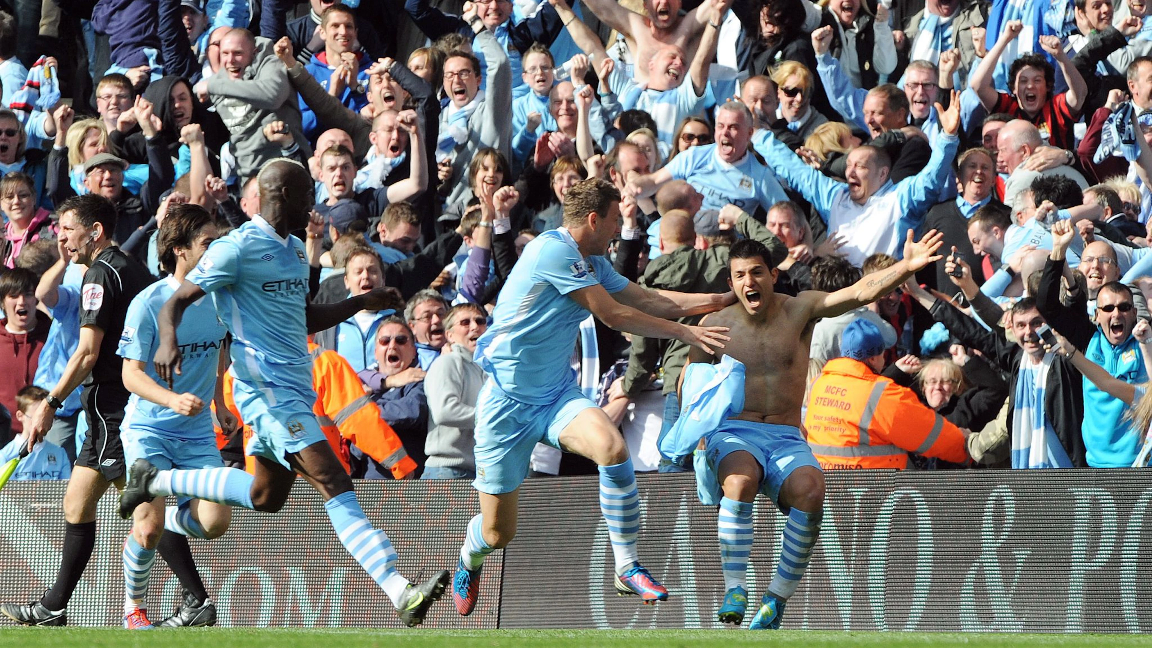 Sergio Agüero schiesst Manchester City 2012 zur Meisterschaft.