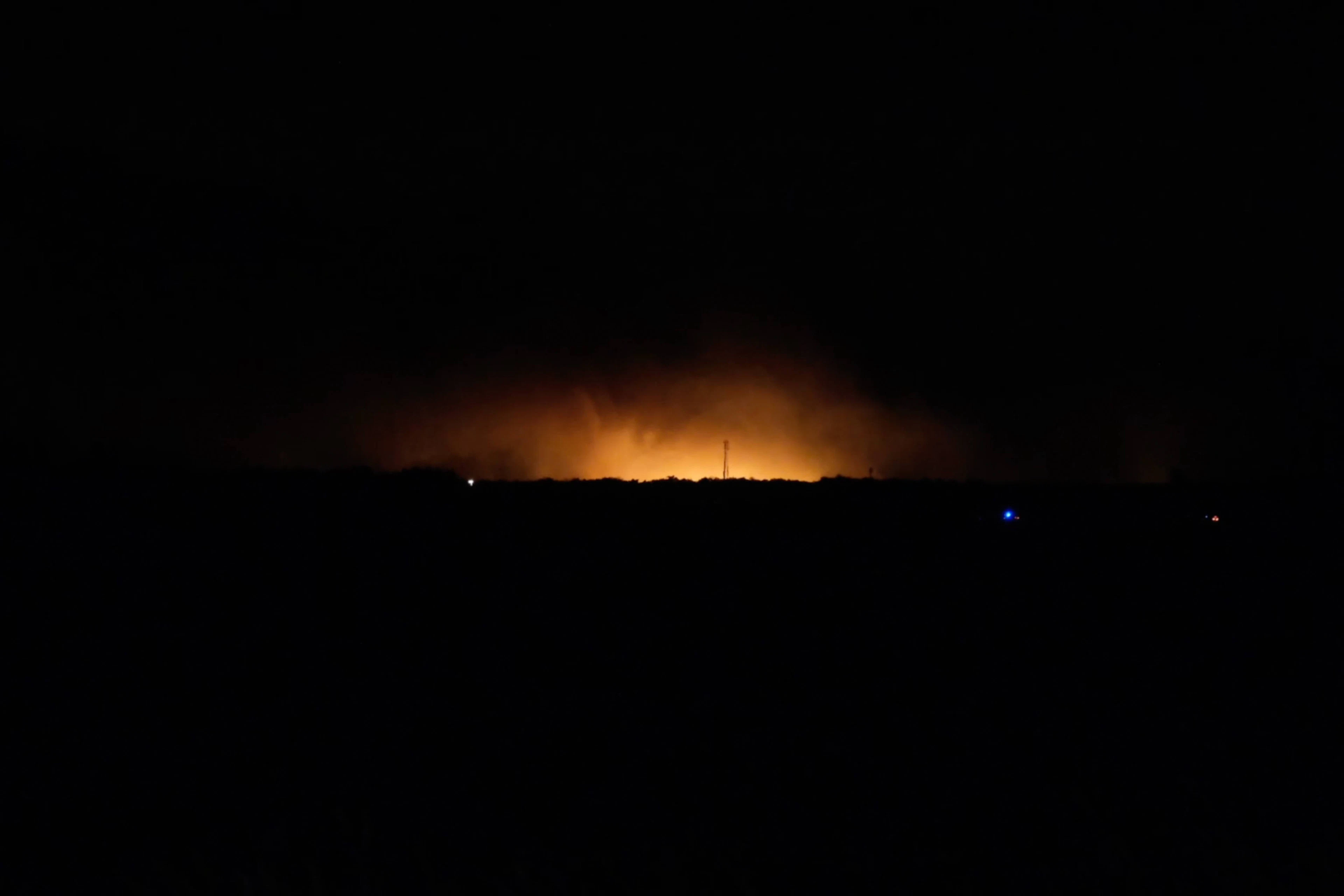 Dans la nuit, le feu se voyait de loin.
