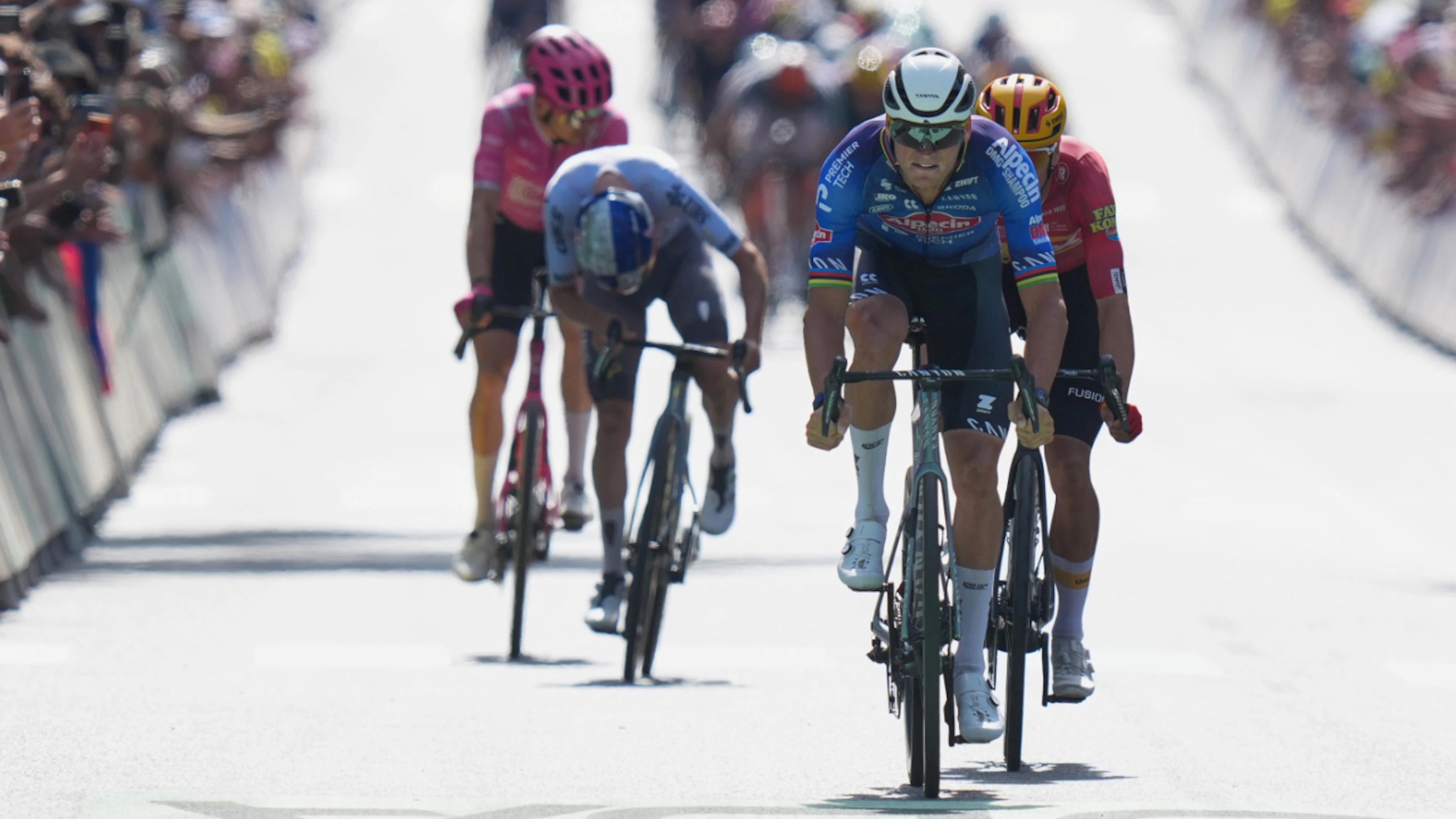 Während Mathieu van der Poel in Ussel zum Etappensieg sprintet, fordert weiter hinten ein Unfall mit einem Begleitfahrzeug acht Verletzte.