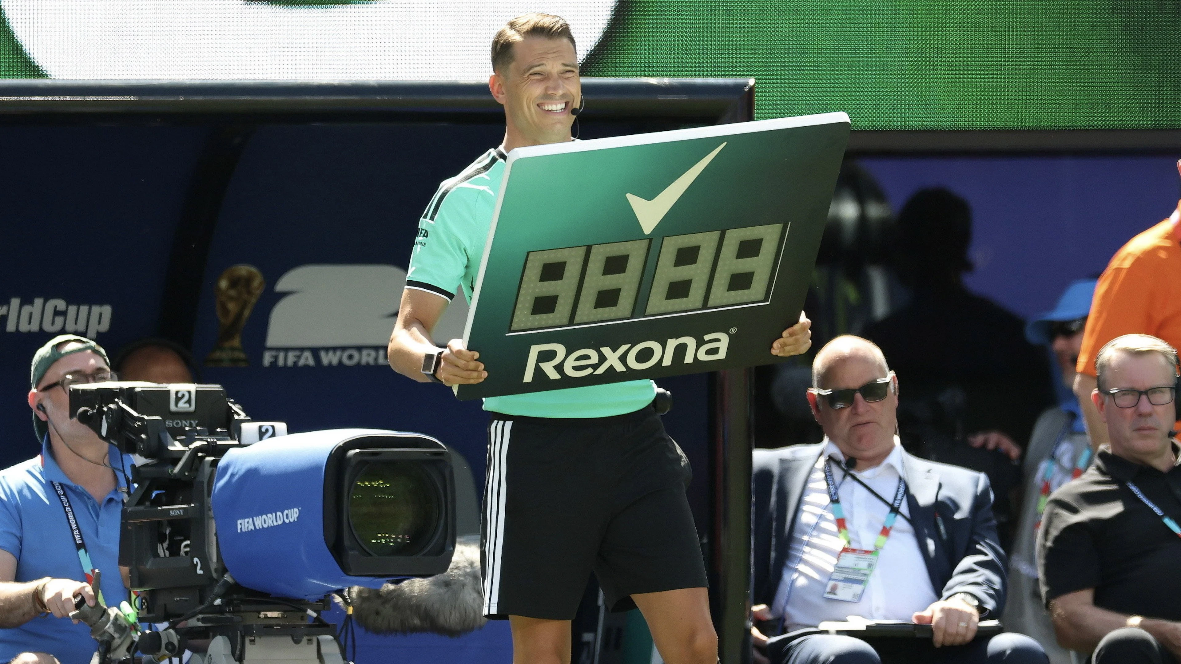 Durante i Mondiali, Sandro Schärer è stato relegato al ruolo di quarto uomo.
