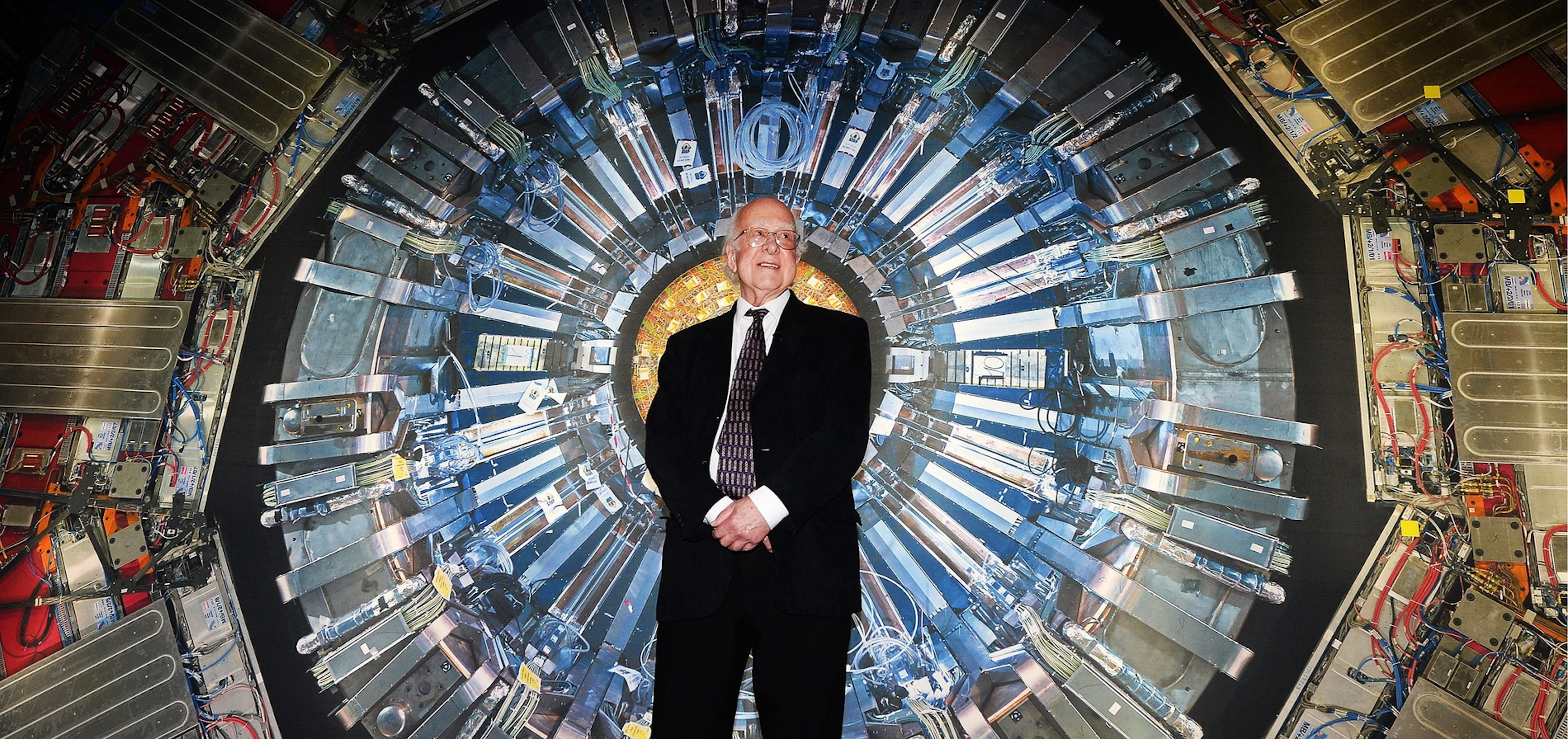 Der Physiker Peter Higgs vor einer Aufnahme des Teilchenbeschleunigers. Für seine Theorie zum Higgs-Boson erhielt er 2013 den Physiknobelpreis.