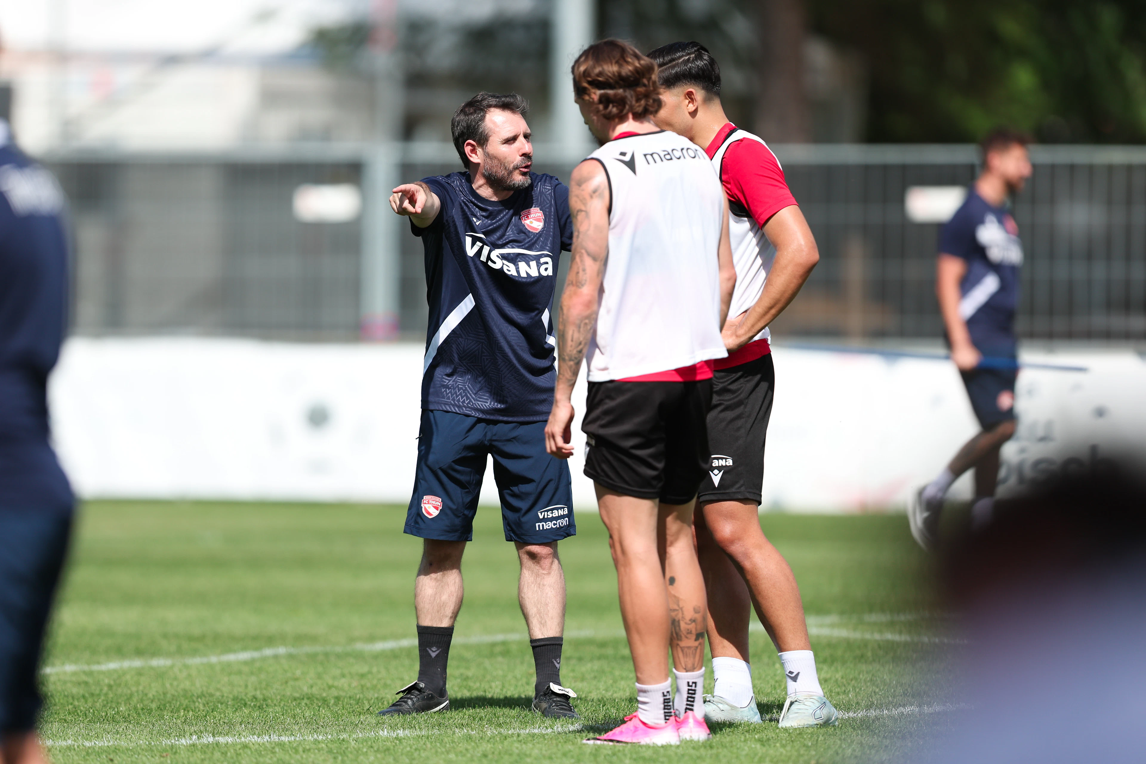Der neue Thun-Trainer Gian-Luca Privitelli (im dunklen Trikot) beim Trainingsauftakt zur aktuellen Saison.