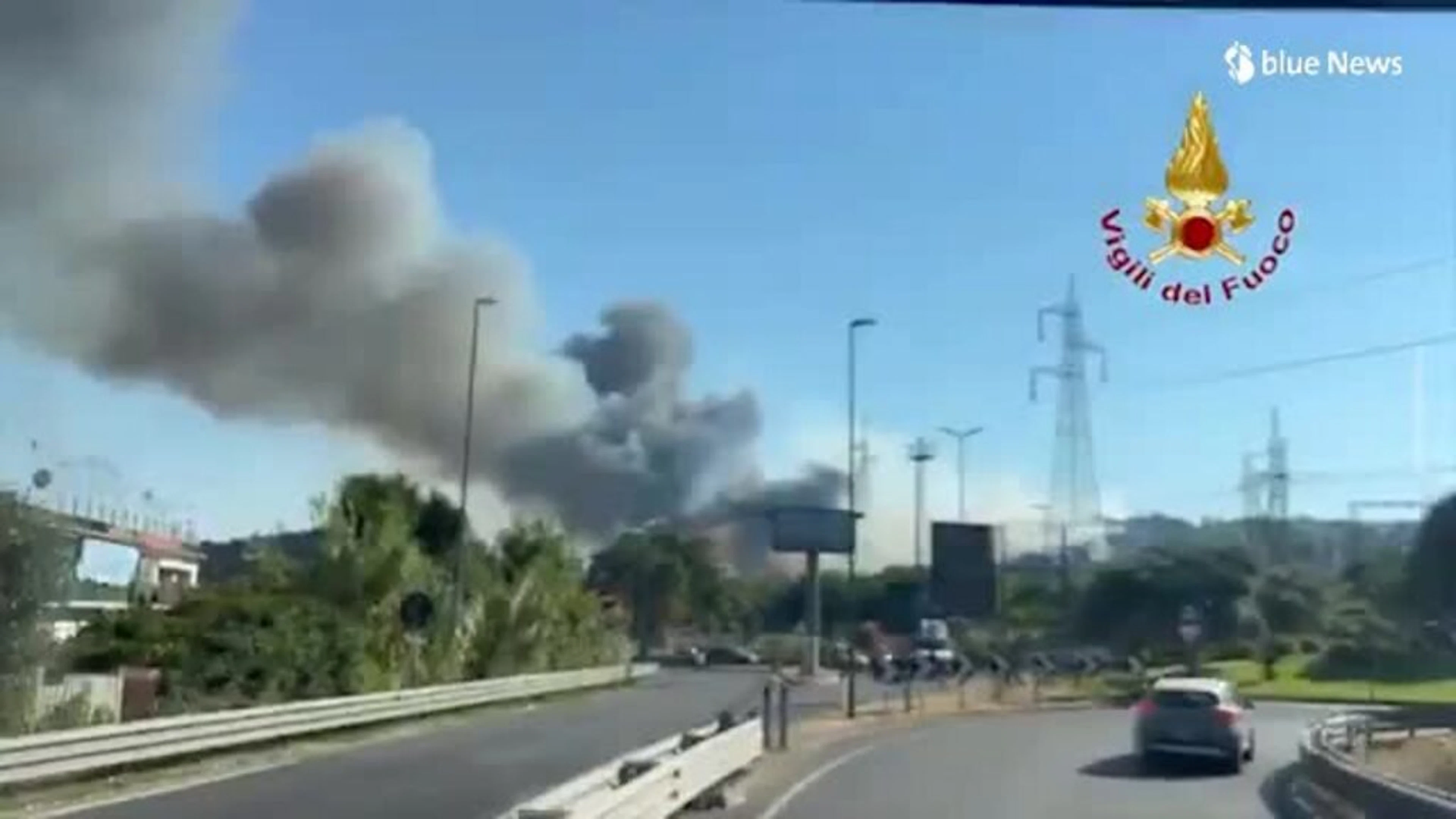 A Pozzuoli i vigili del fuoco combattono le fiamme per 18 ore