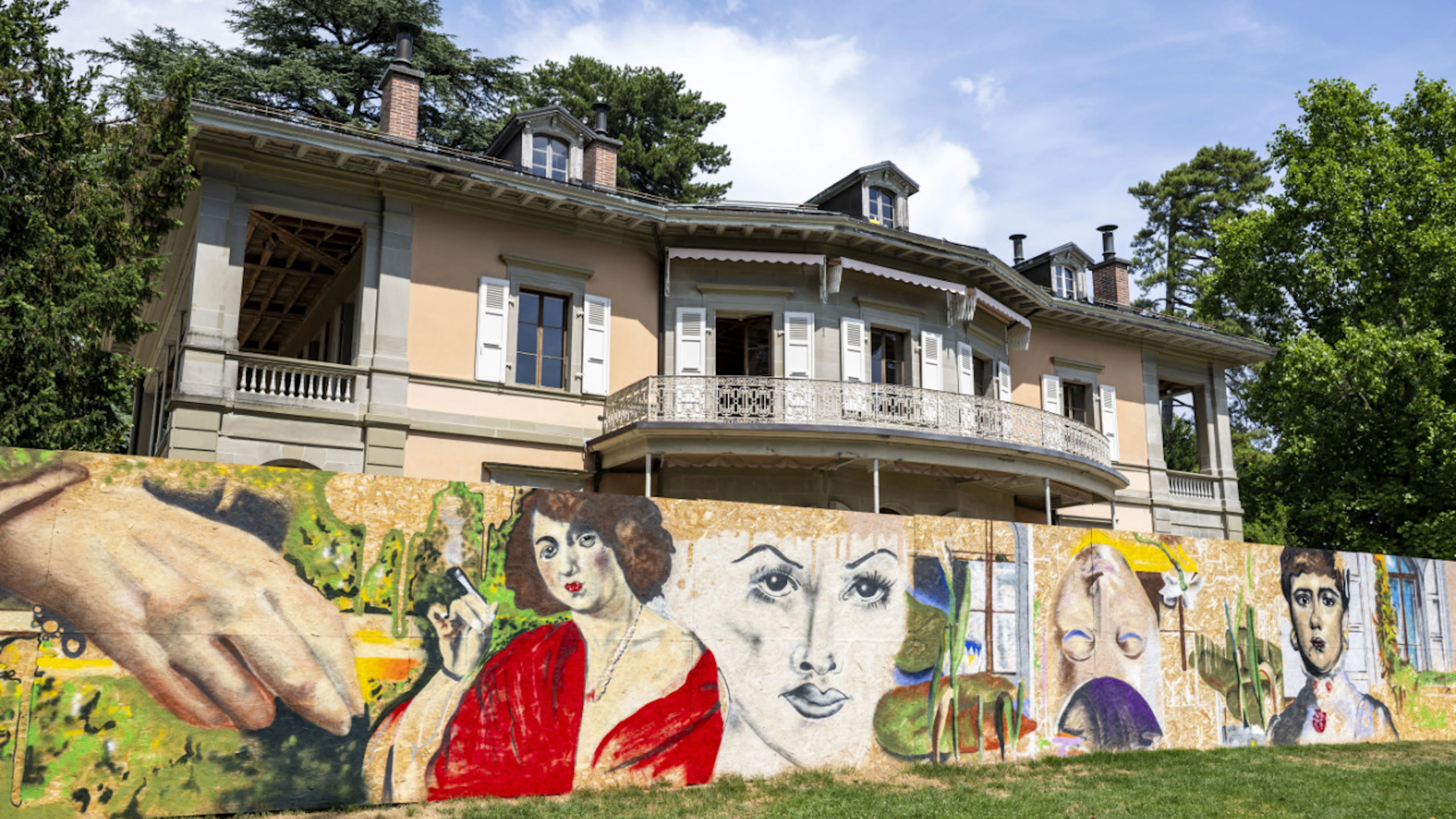 En travaux, l'Hermitage se pare d'une fresque colorée