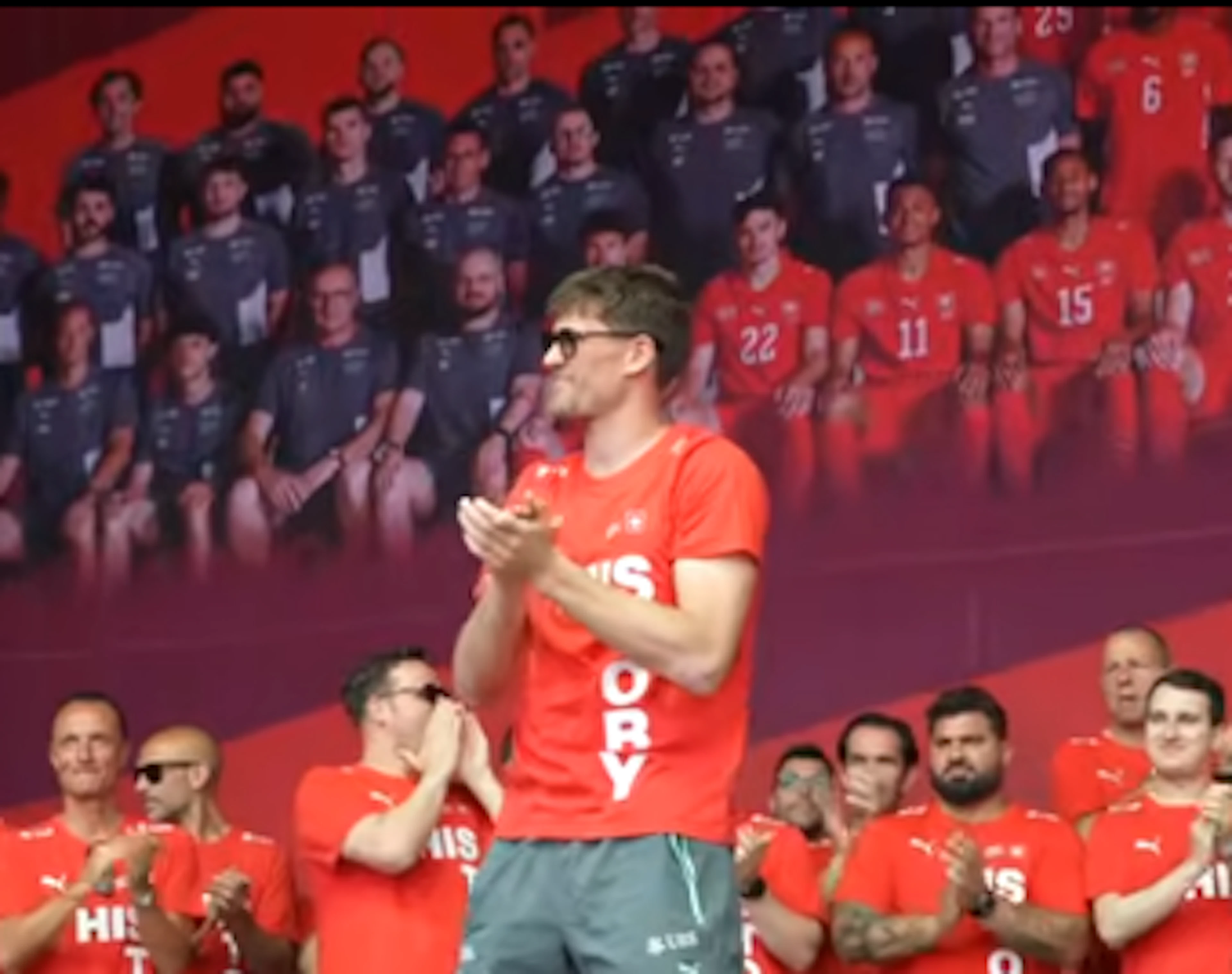 Il primo a entrare sul palco dopo le parole di Yakin è stato il portiere Kobel.
