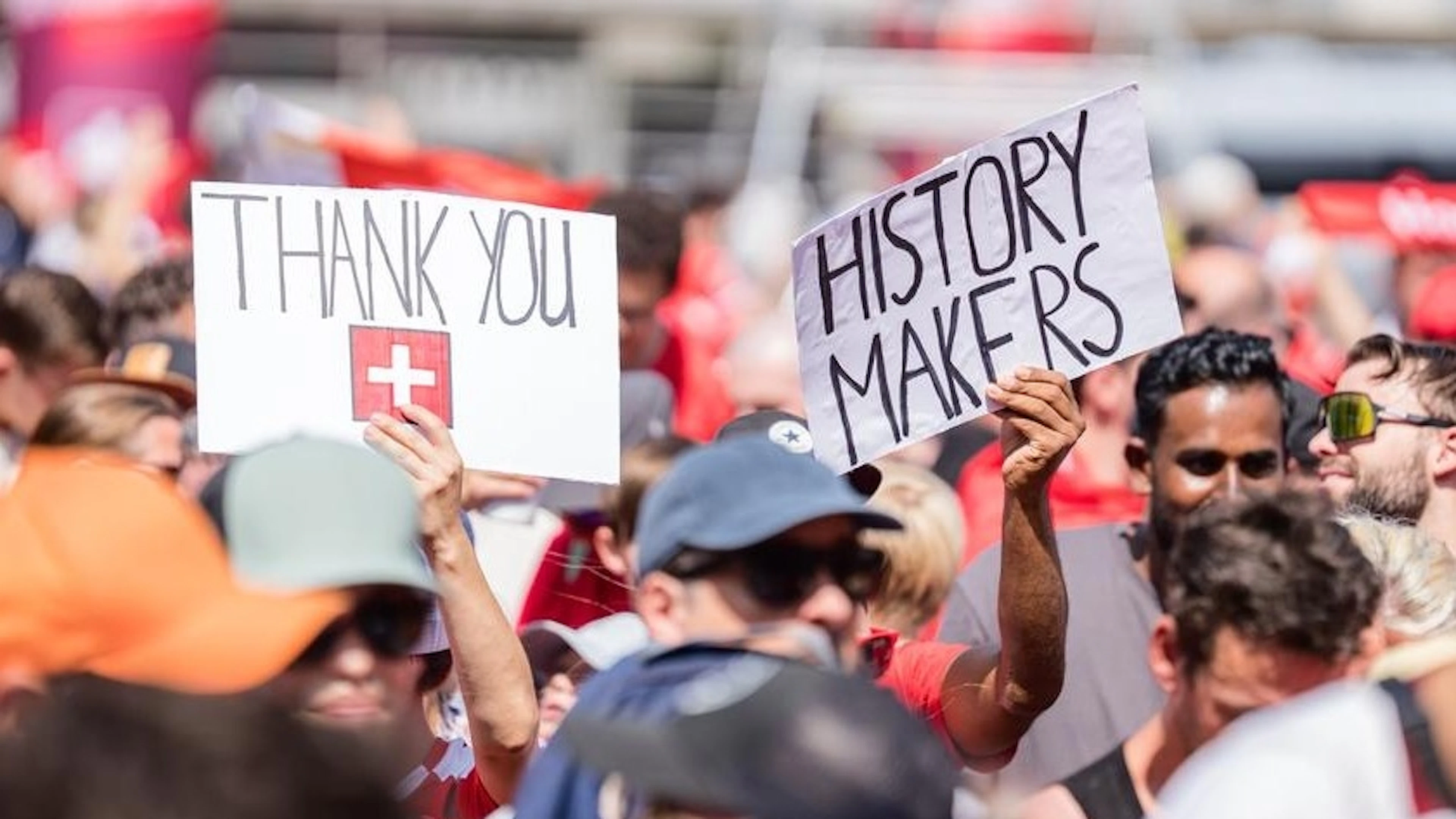 La Nazionale svizzera abbracciata dai fan a Zurigo