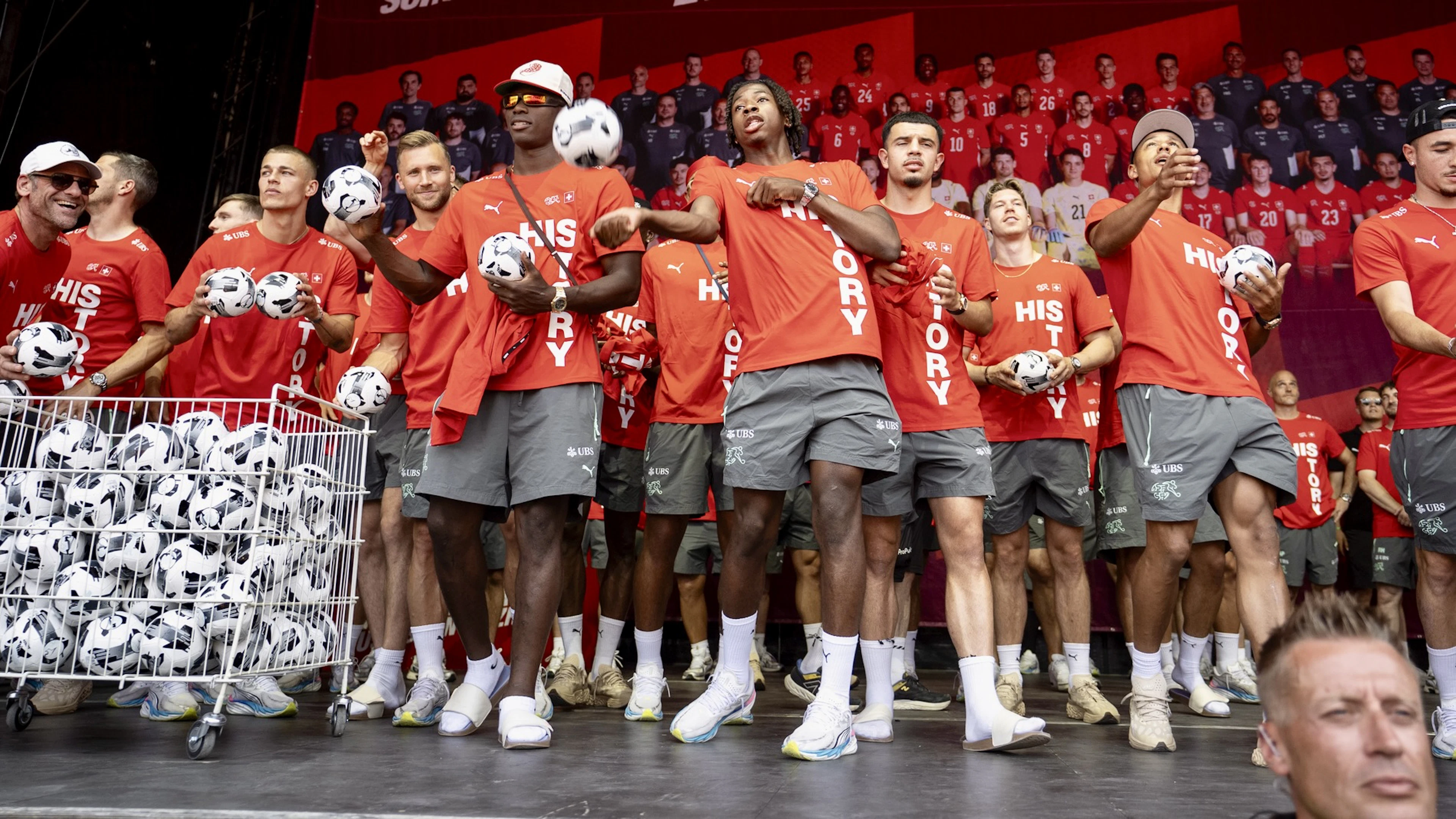 Les joueurs suisses ont été chaleureux reçus pour leur retour au pays.
