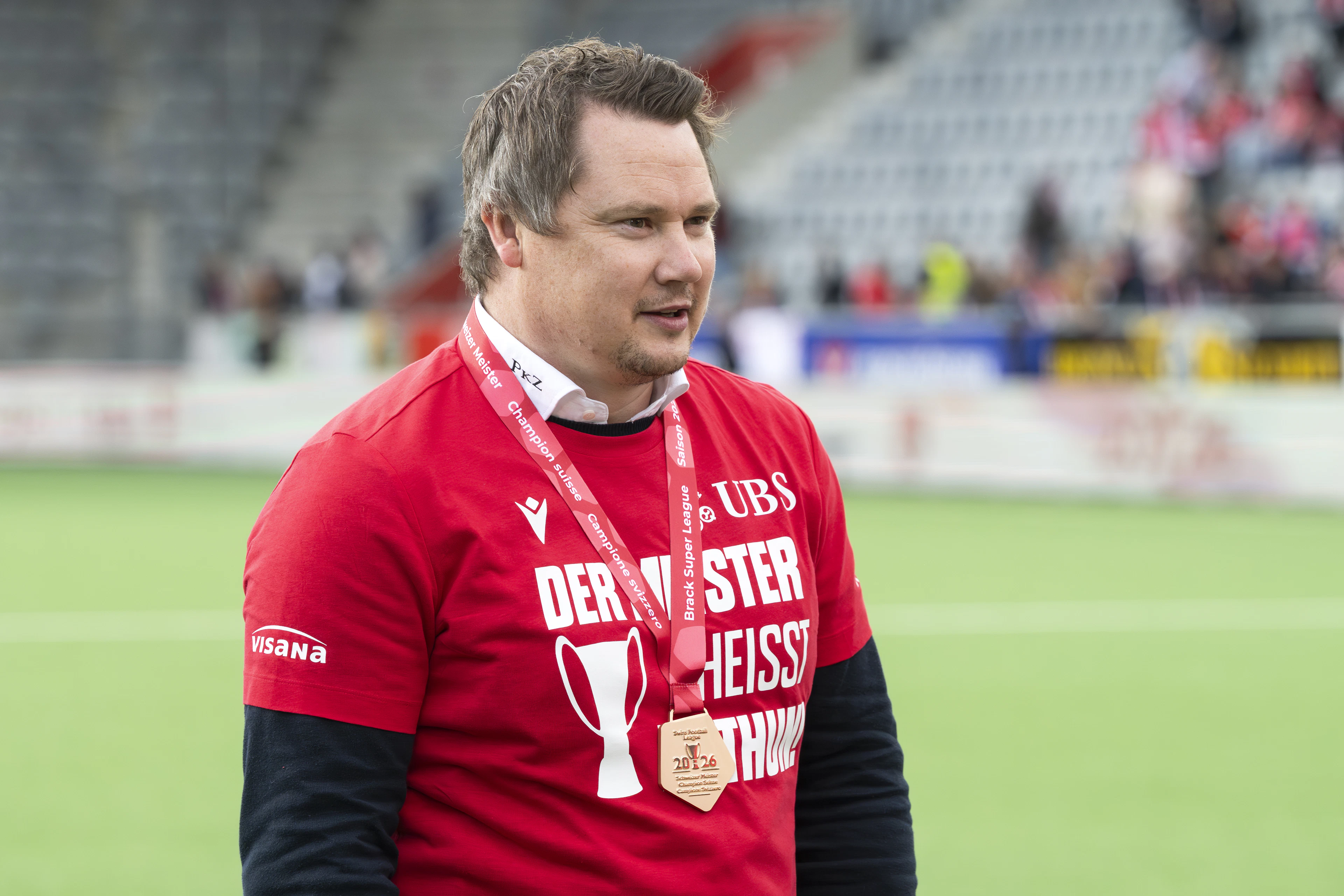 Stolz: Dominik Albrecht, Sportchef des FC Thun, im Meisterleibchen und mit der Meistermedaille.