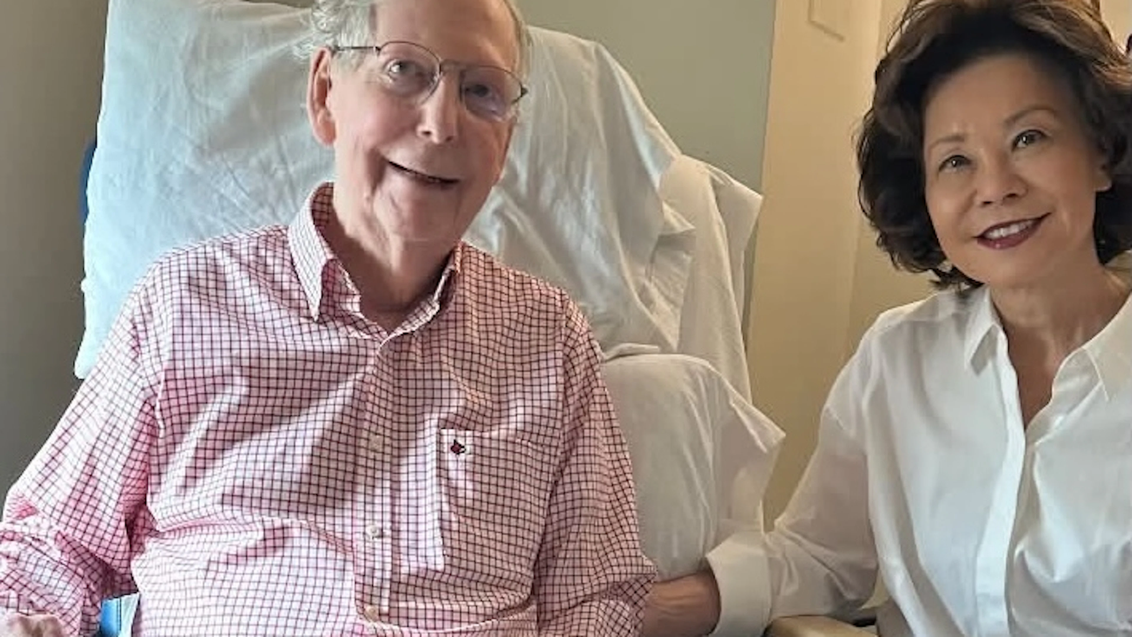 Une photo d'hôpital de Mitch McConnell alimente les théories complotistes du camp Trump