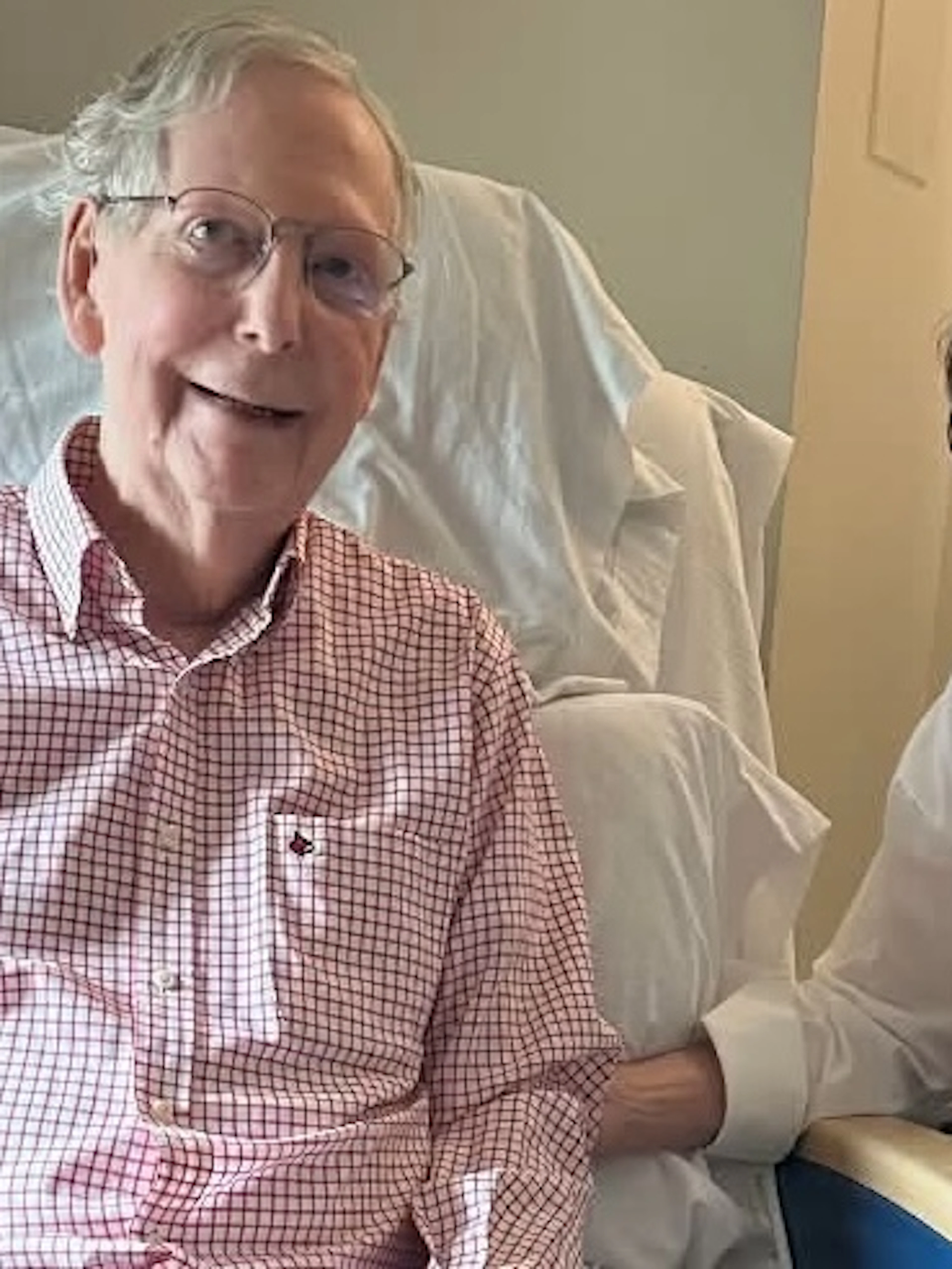 Spitalfoto von Mitch McConnell löst bei Trumps Lager wilde Verschwörungen aus