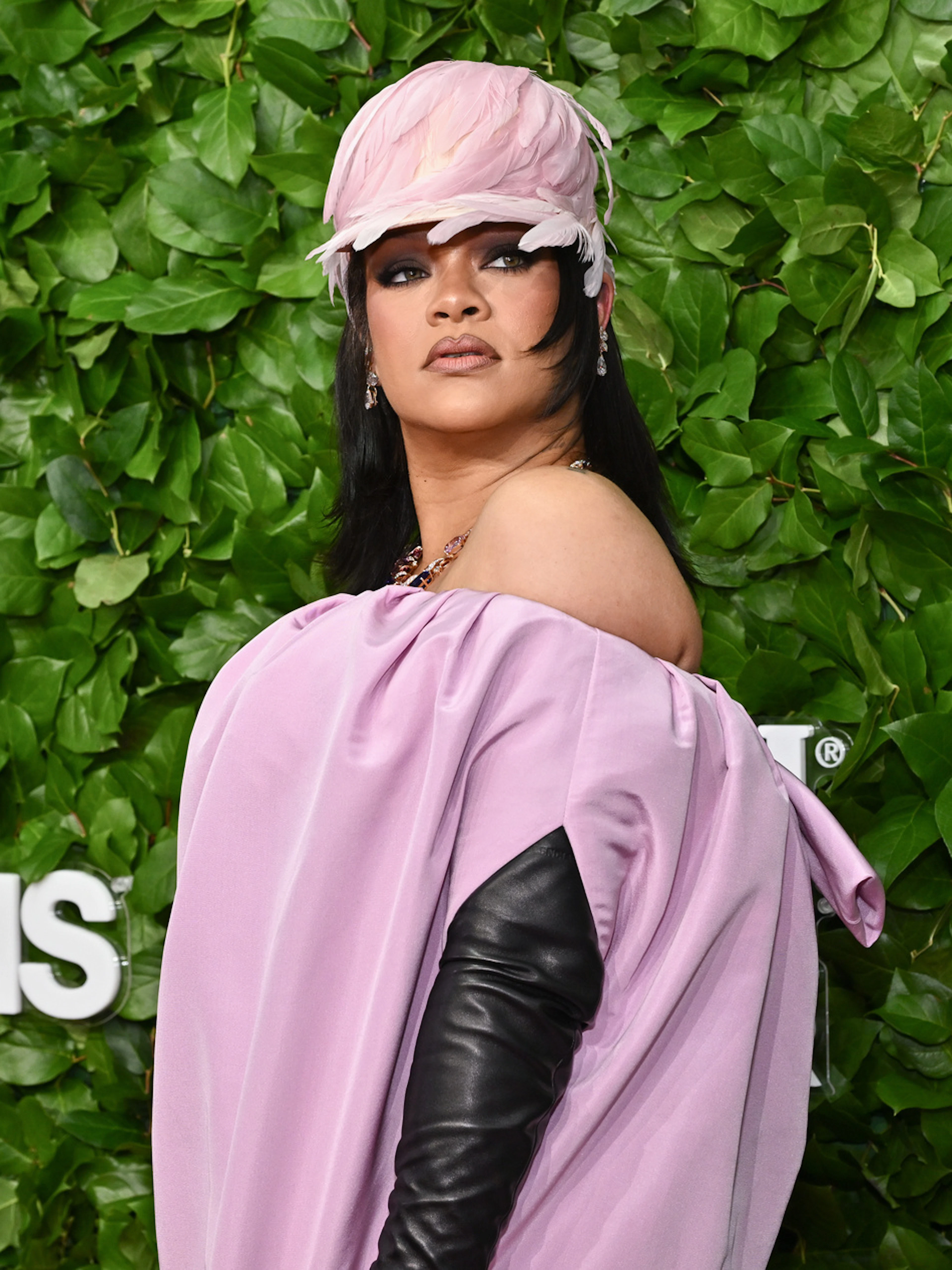 Grande sorpresa al concerto di Jay-z a New York: Rihanna sale sul palco e infiamma pubblico e web