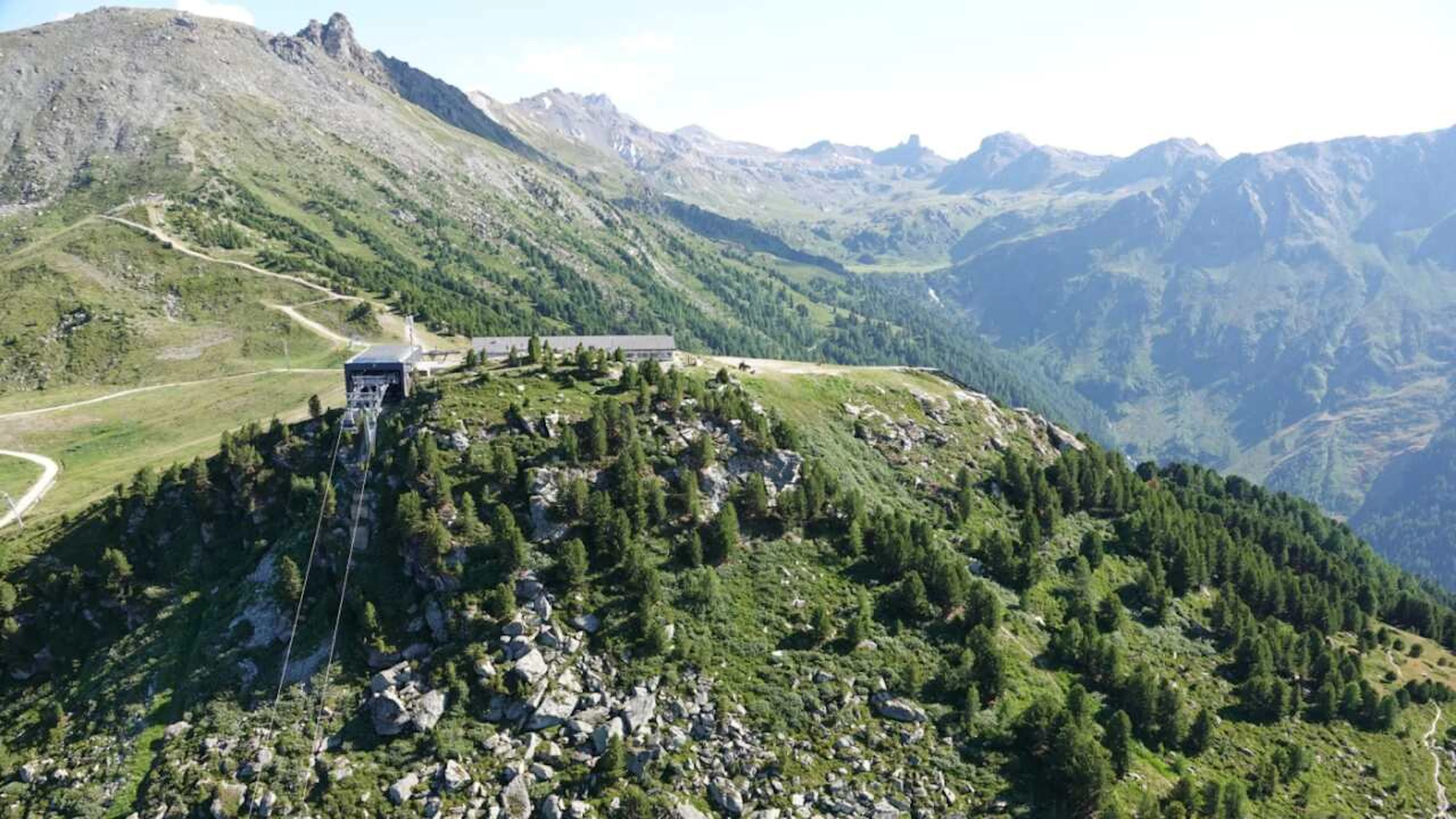 Un uomo precipita con il parapendio sopra Vercorin e muore