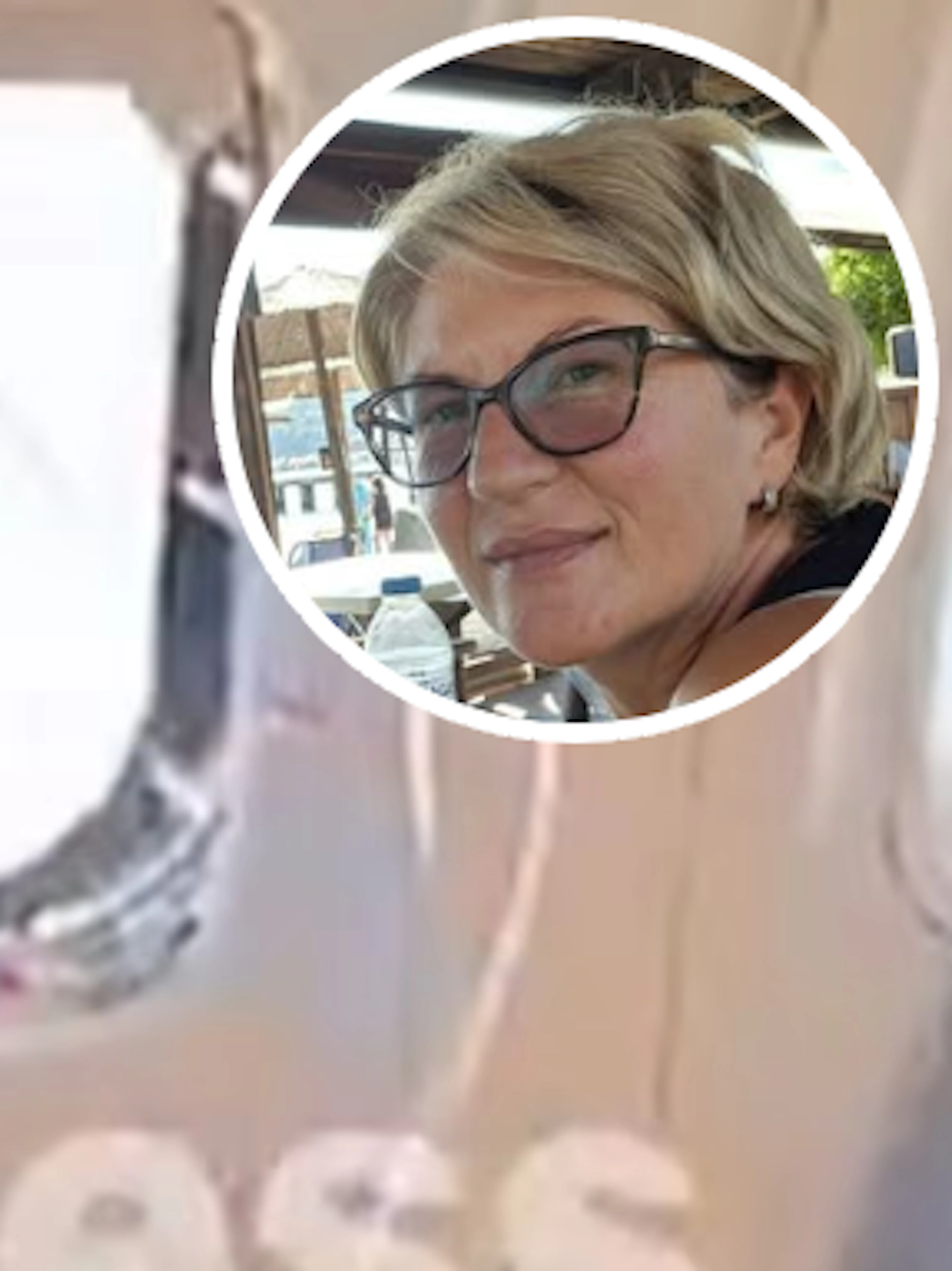 Finestrino rotto sul volo Ryanair, parla la moglie dell'uomo risucchiato: «Lo tenevo stretto per le gambe»