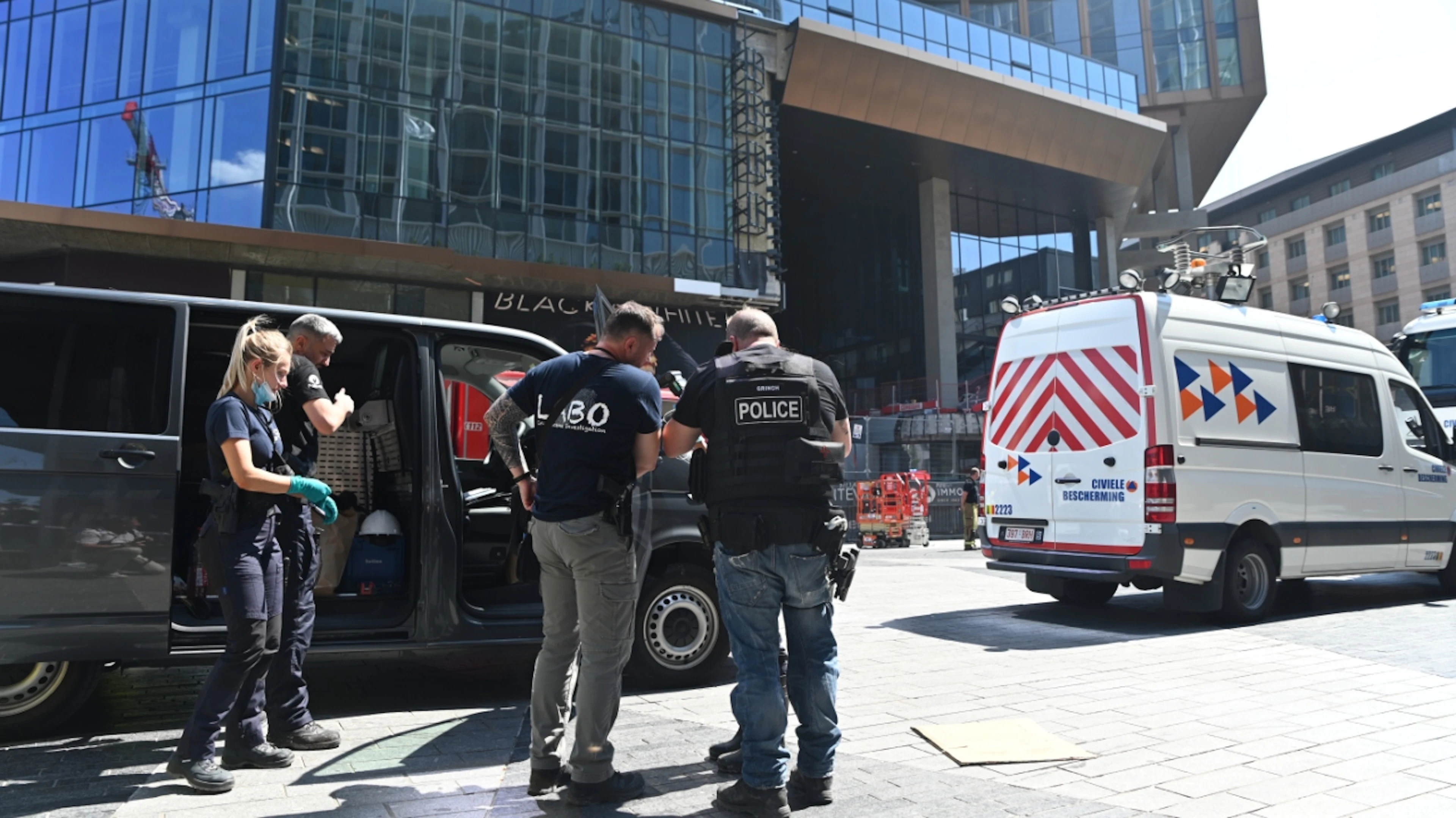 Police officers are standing in front of the OXY building on Place De Brouckere. According to consistent media reports, several people died in a building fire.