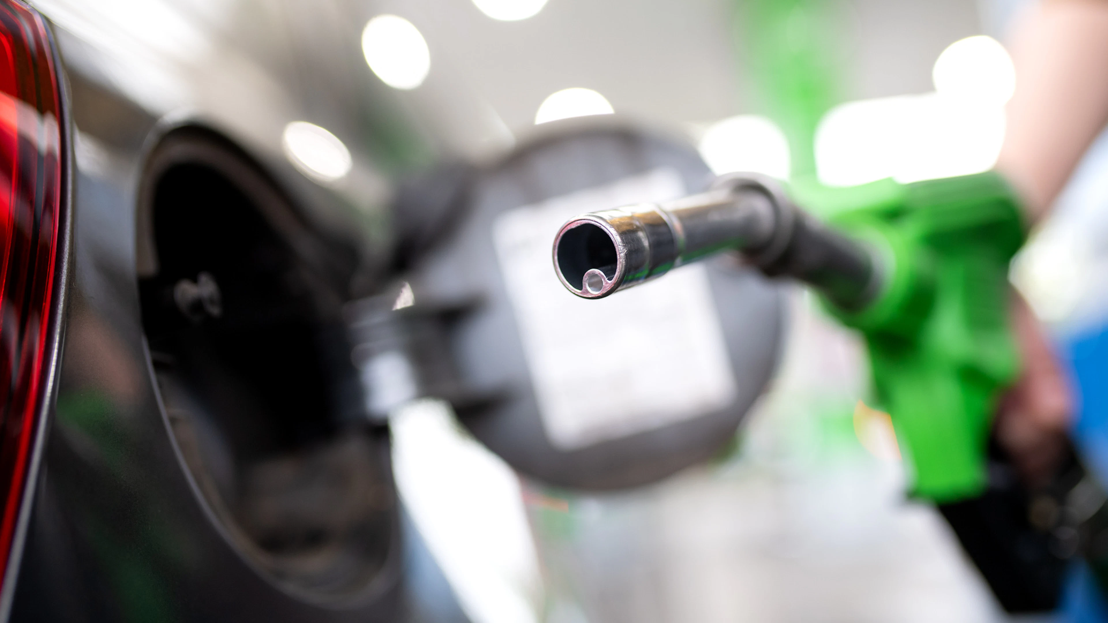 Autolenker zahlen bis zu 3.50 Franken für einen Liter Sprit
