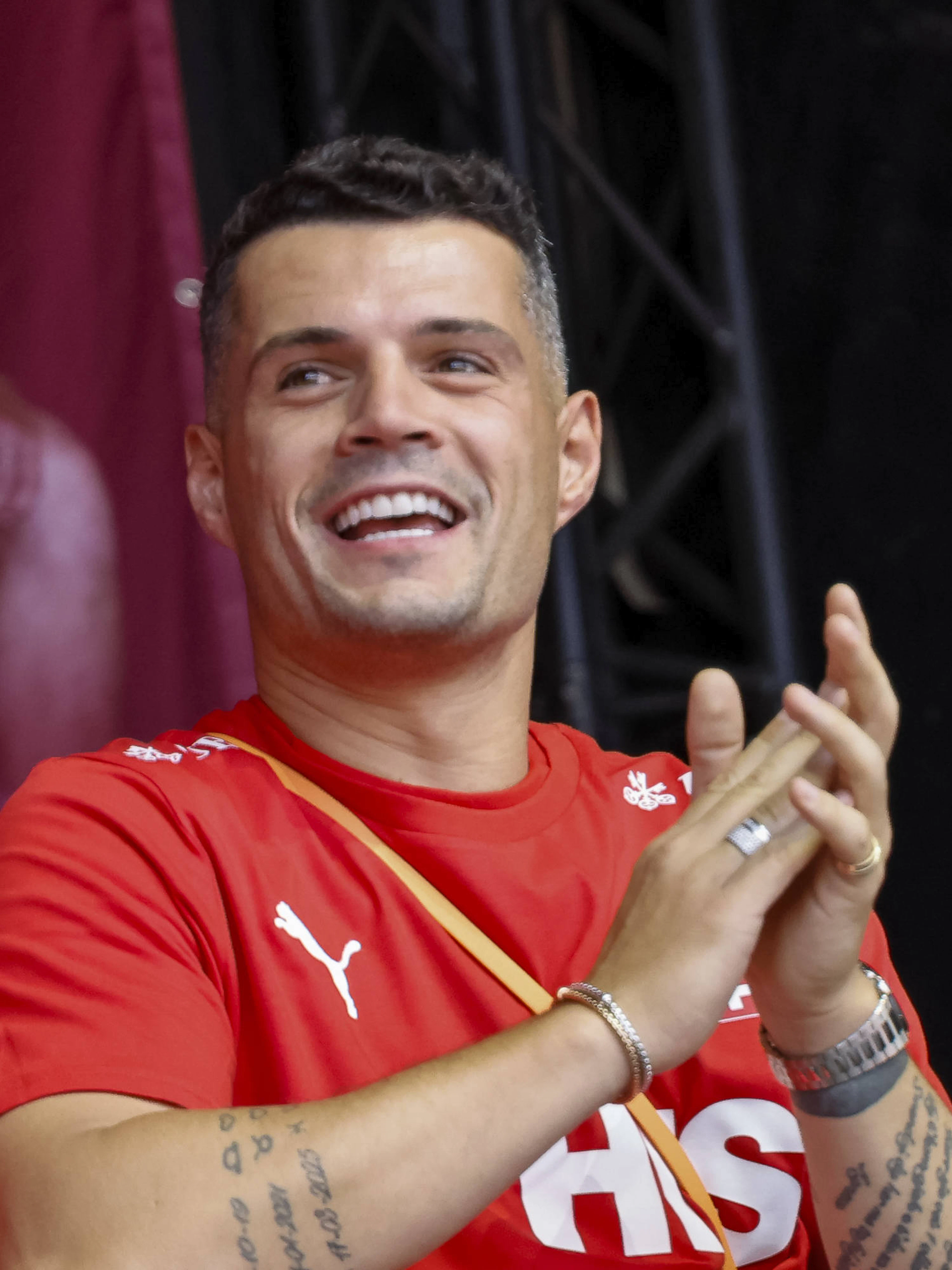 La Nati accolta a Zurigo, Xhaka: «Spero che siamo riusciti a rendervi felici!»