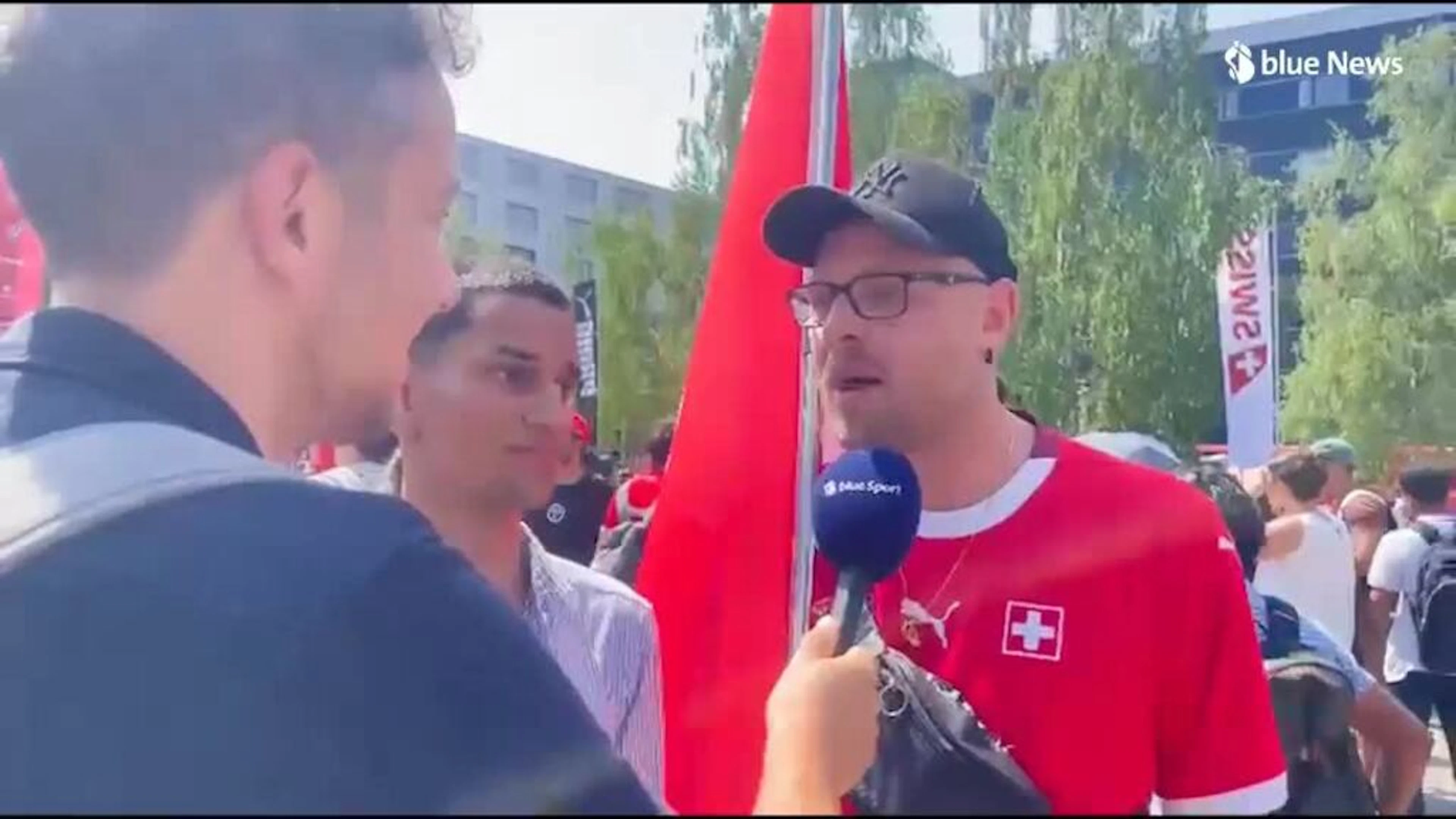 Der Fan mit der Riesen-Fahne hat eine klare Botschaft!
