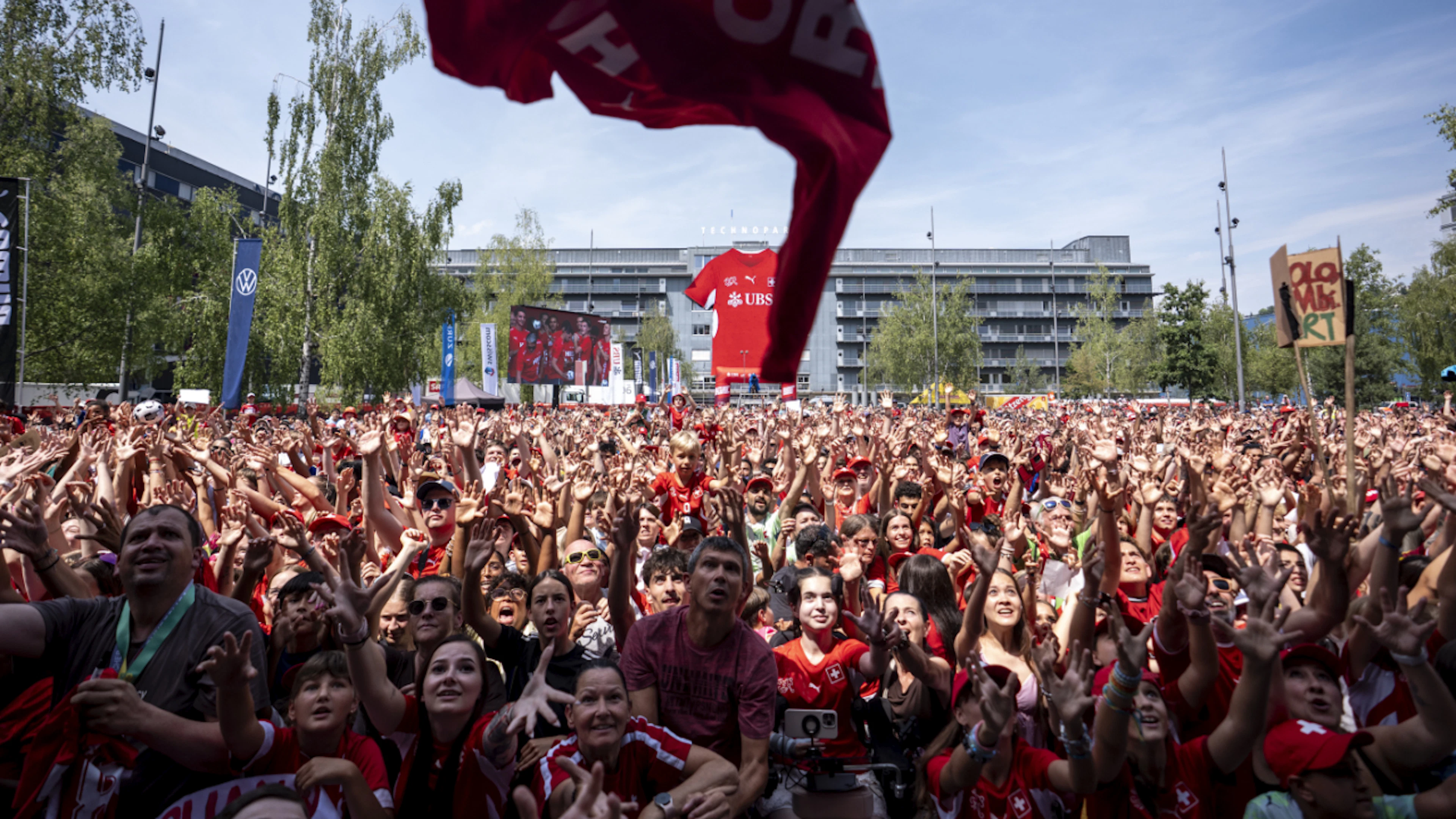 The Swiss national team was greeted by fans at Turbinenplatz