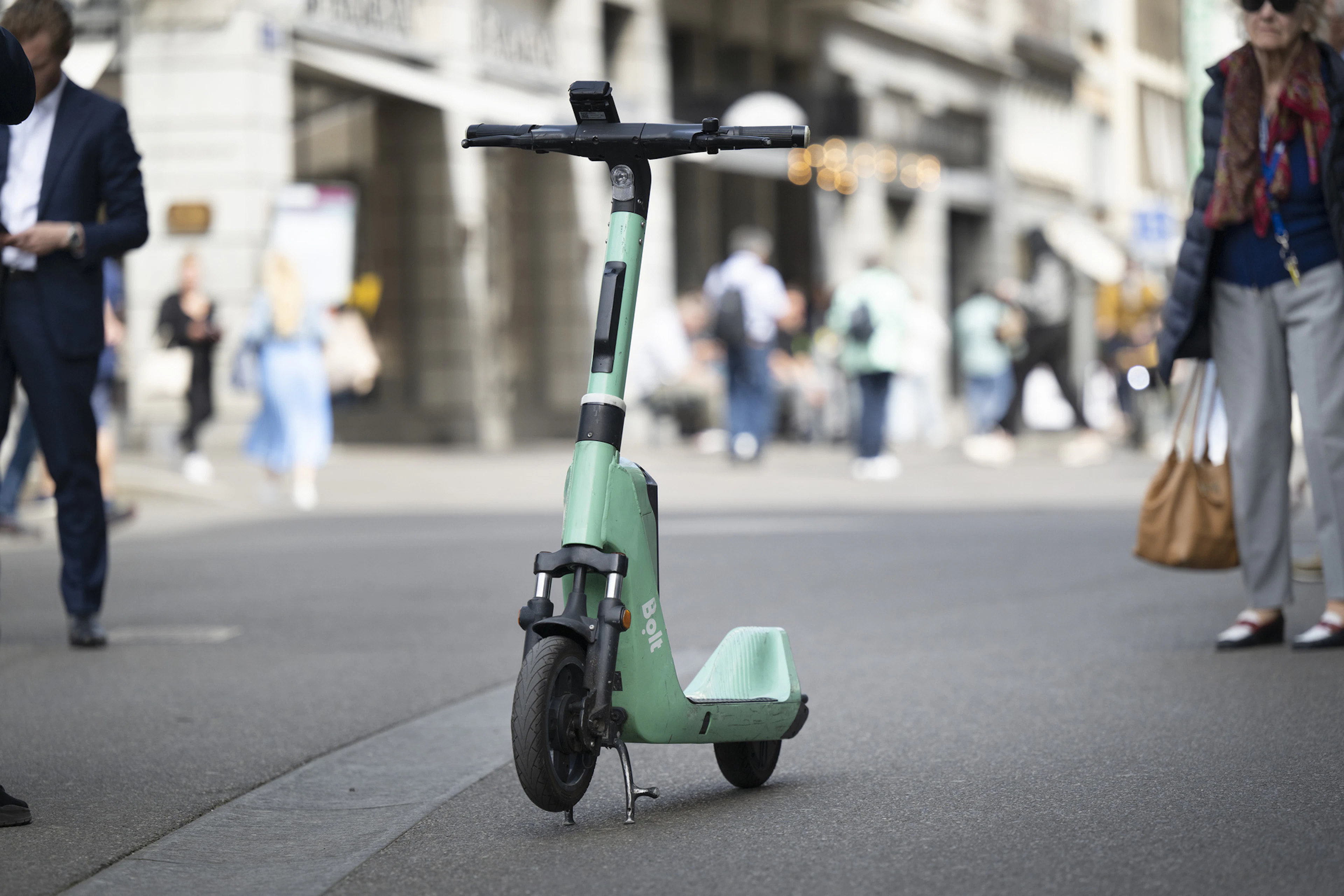 Falsch abgestellte Scooter können für Menschen mit Sehbehinderungen gefährlich werden.