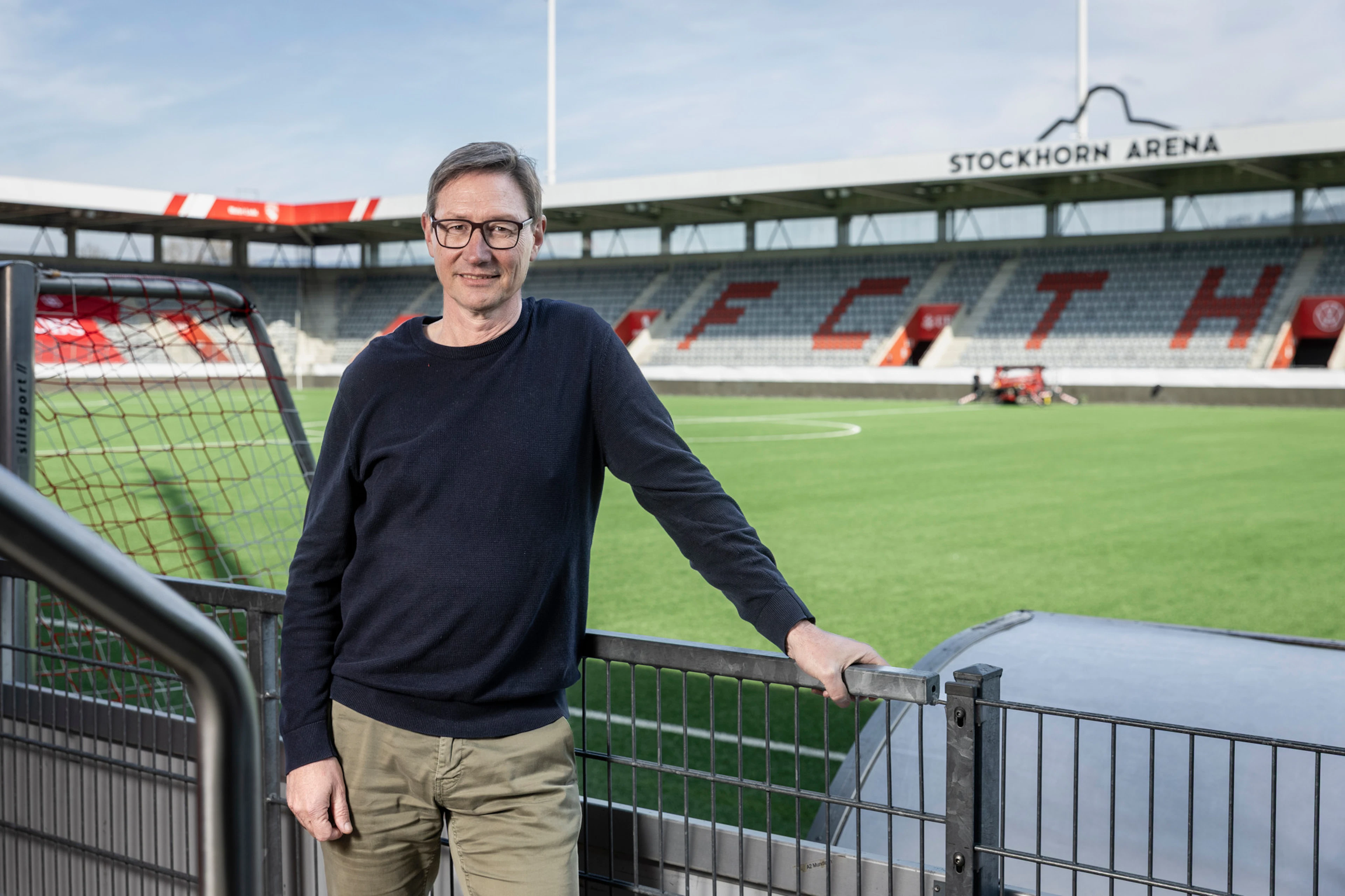 Jürg Frey betreut mit seinem Staff den Nachwuchs des FC Thun. UBS unterstützt die jungen Fussball-Talente unter anderem mit der UBS Youth Trophy.