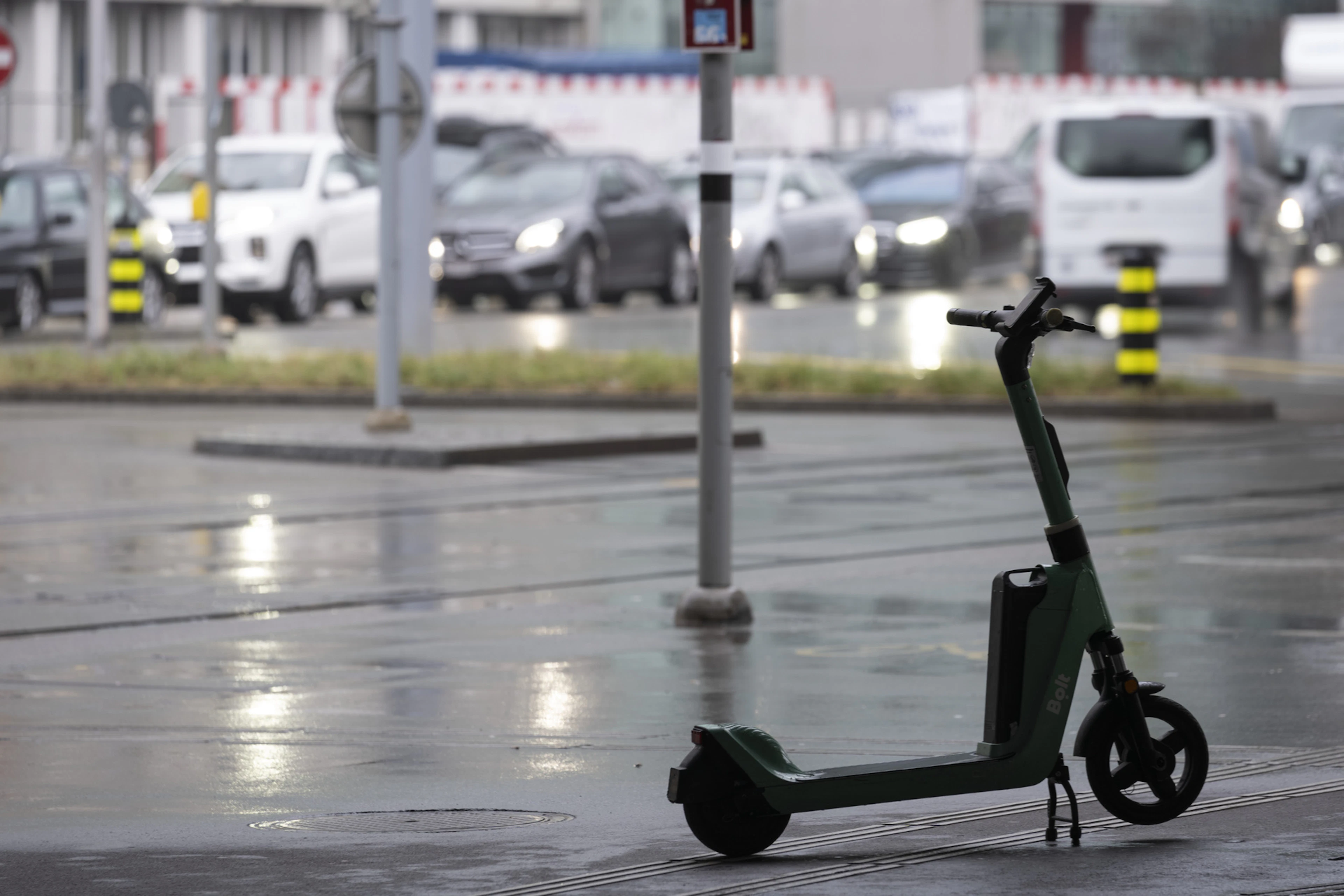 Damit Elektro-Trottinetts nicht mehr auf Trottoirs stehen, fordert der Schweizerische Blinden- und Sehbehindertenverband definierte Abstellflächen.