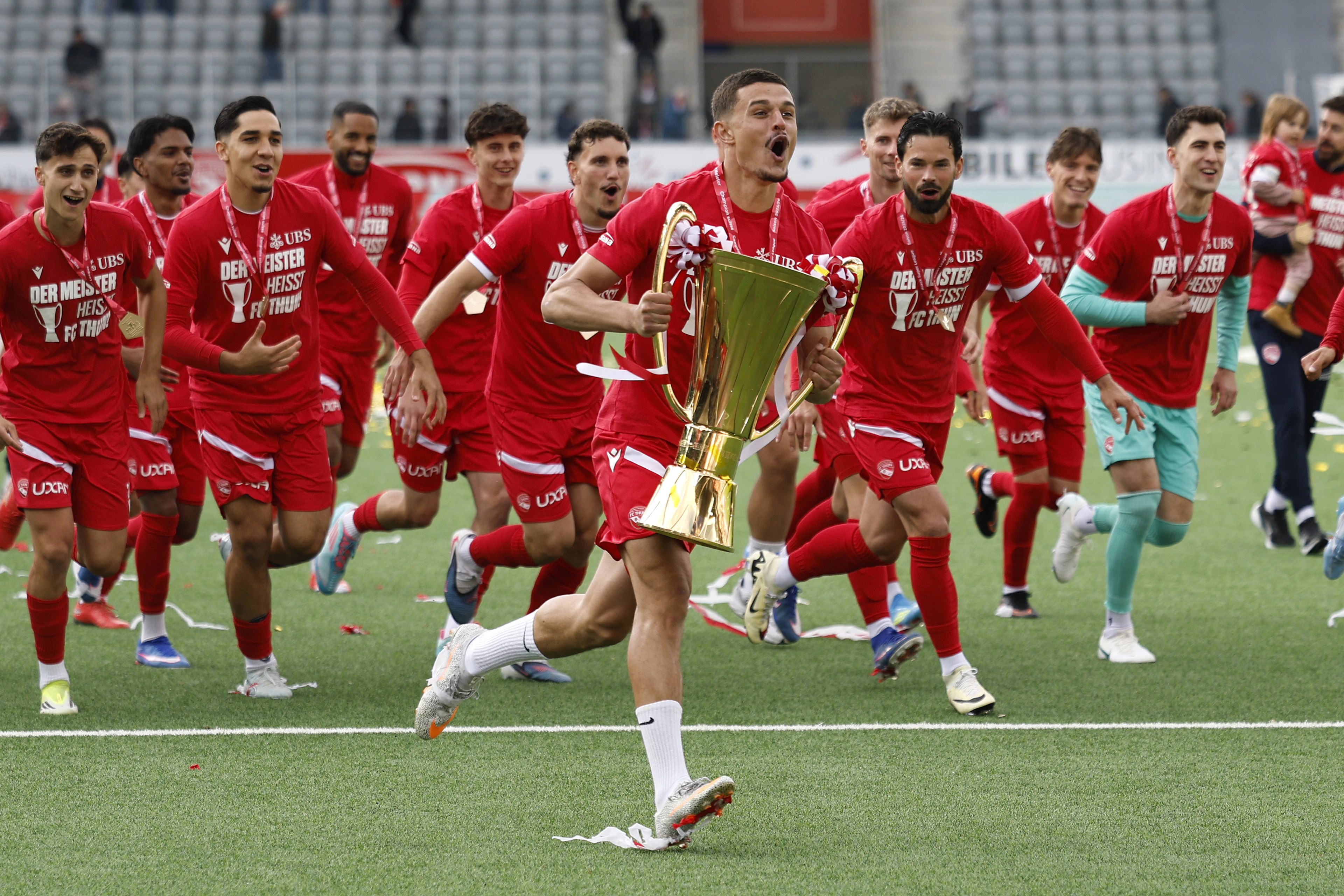 Grenzenlose Freude: Elmin Rastoder (Mitte) und seine Teamkollegen drehen eine Runde mit dem Meisterpokal.