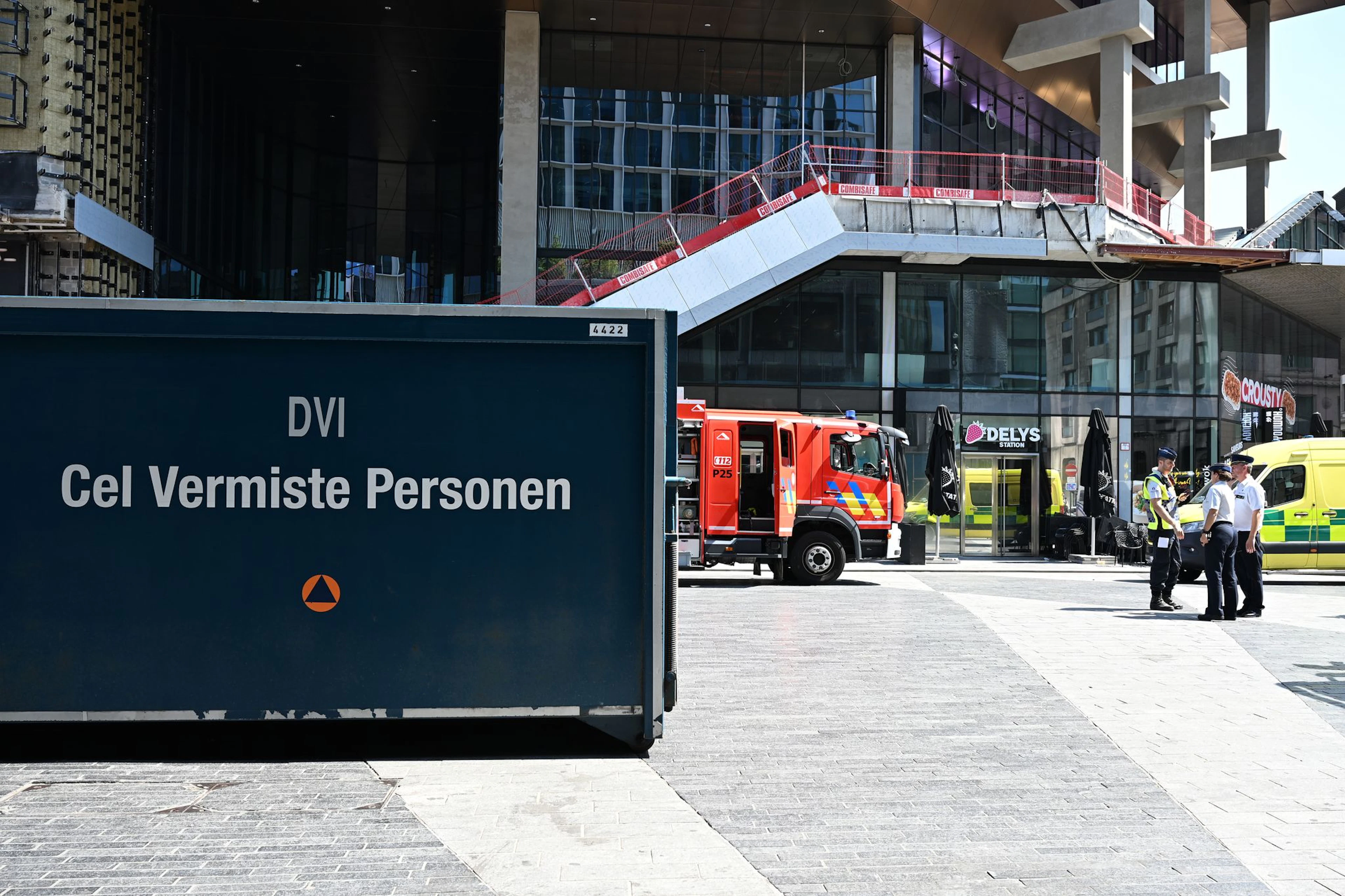 Stundenlang werden mehrere Menschen vermisst.