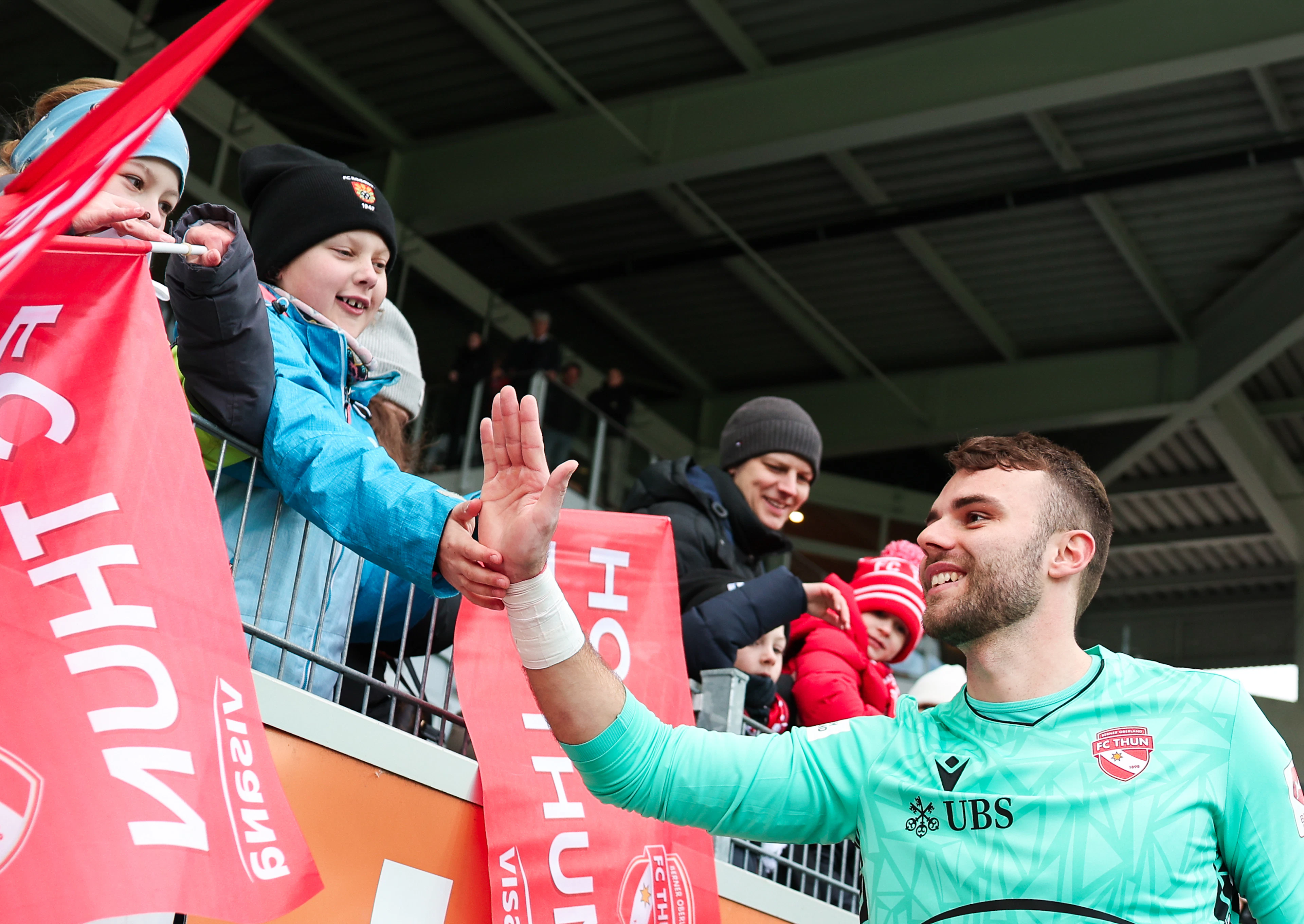 Thun-Torhüter Niklas Steffen mit dem Fan-Nachwuchs. Er selbst hat als junger Goalie viel vom Engagement der UBS profitiert.