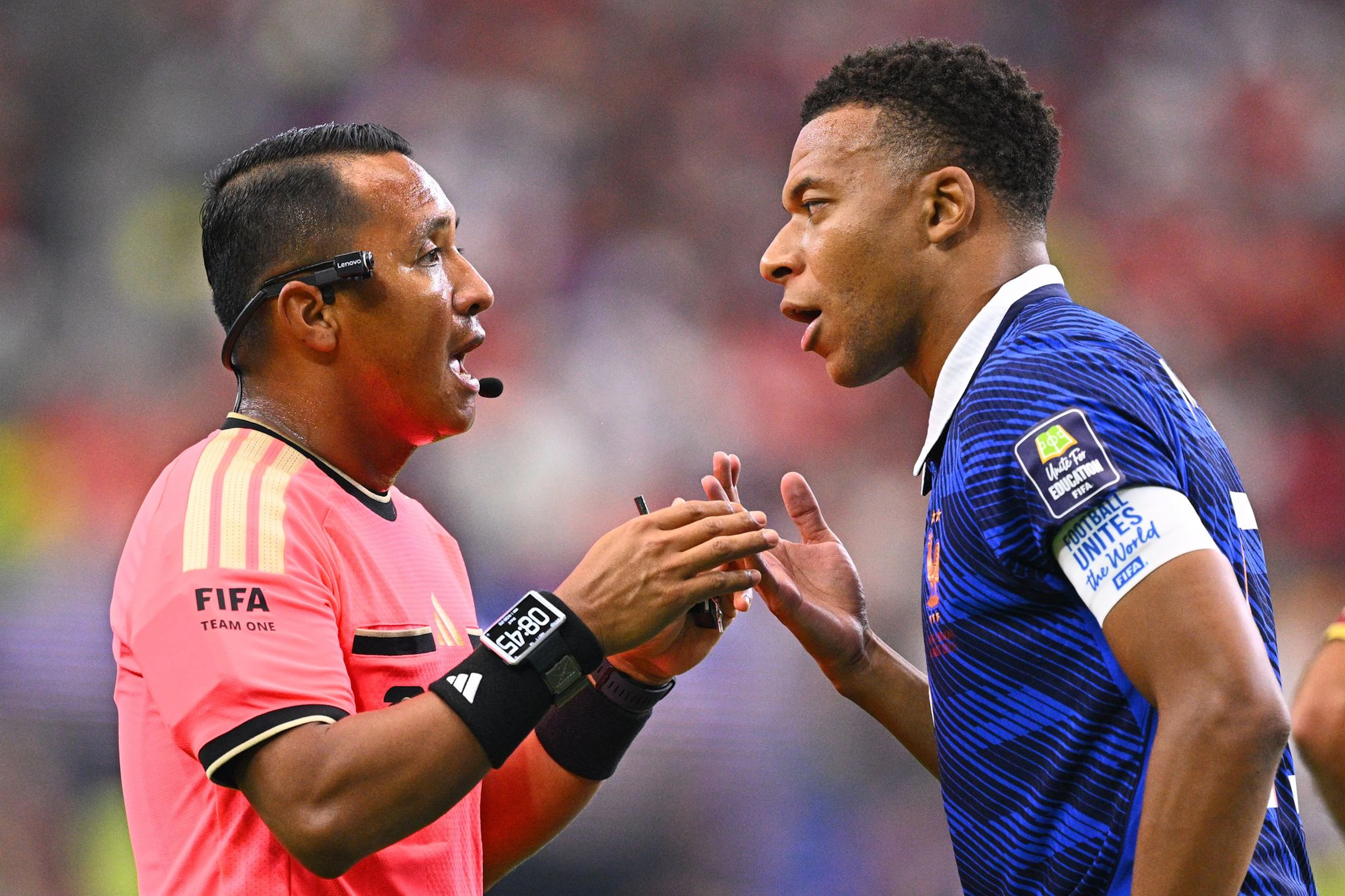 Den Frust der Franzosen um Kylian Mbappé bekam auch Schiedsrichter Iván Barton zu spüren.