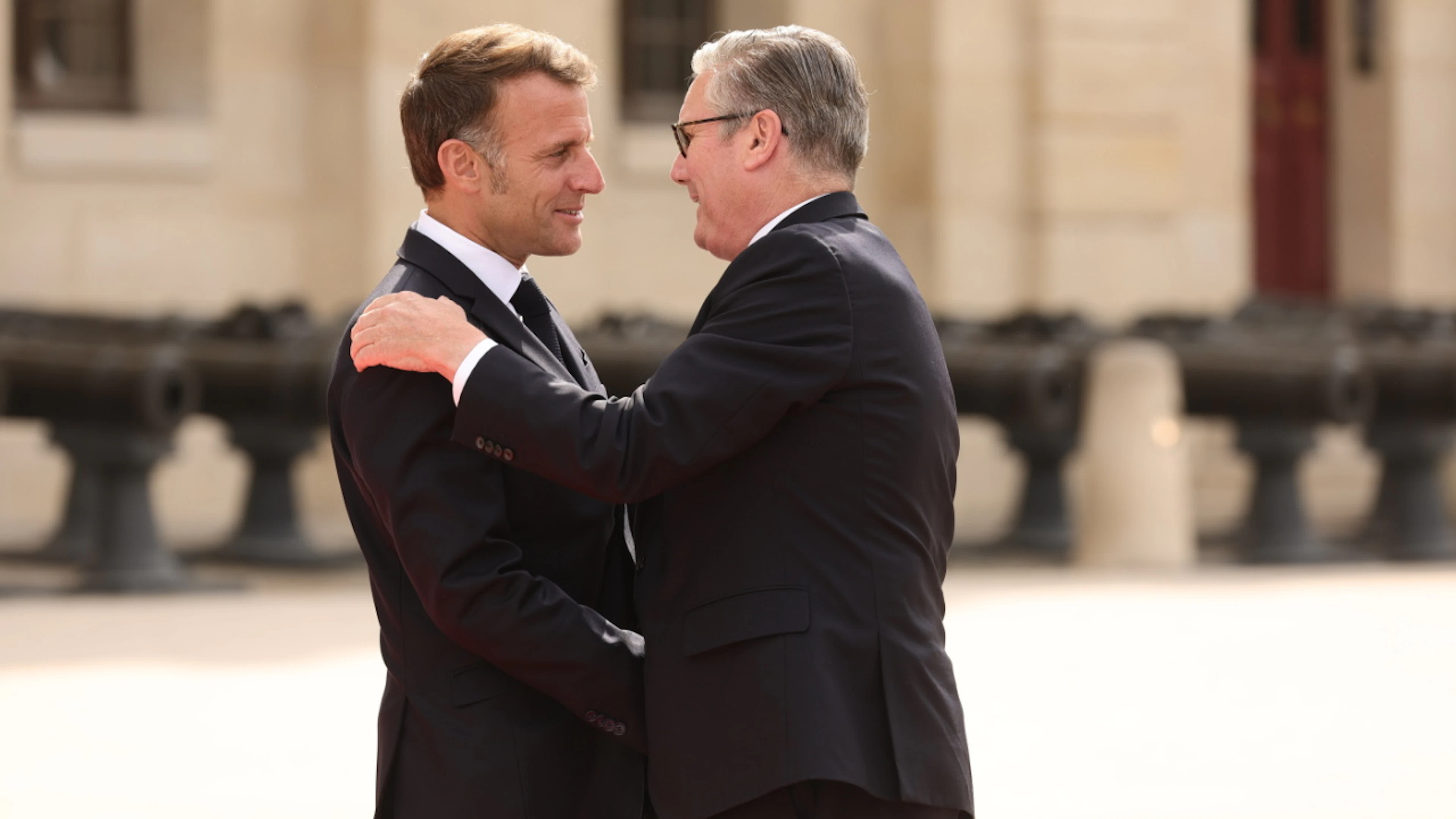 Emmanuel Macron (a sinistra) ha attribuito il più importante riconoscimento del paese a Keir Starmer. (foto del 13 luglio 2026)