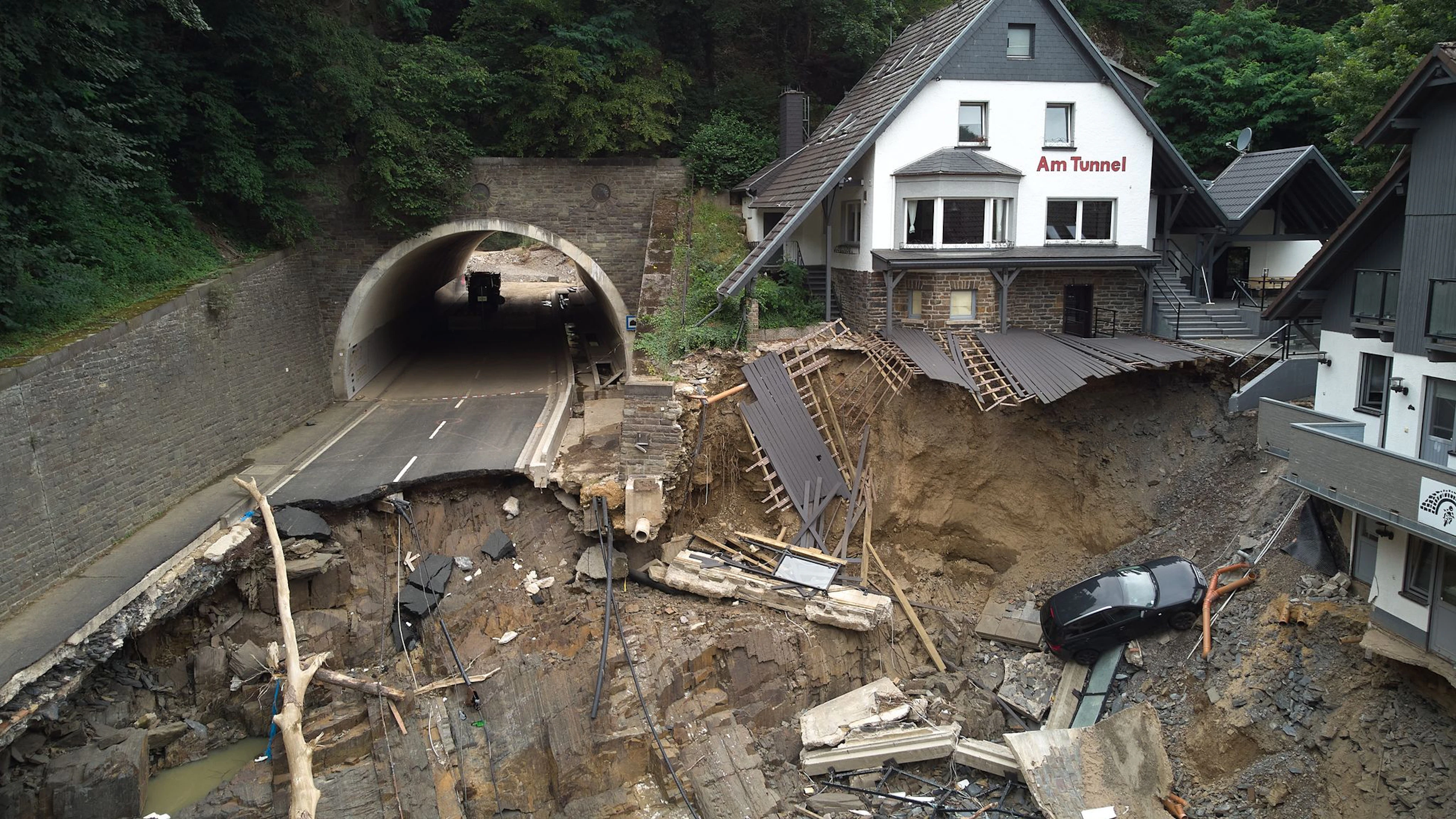 Die Bundesstrasse durch das Ahrtal ist hinter einem Tunnel von der Sturzflut im Juli weggerissen worden. (Archivbild)
