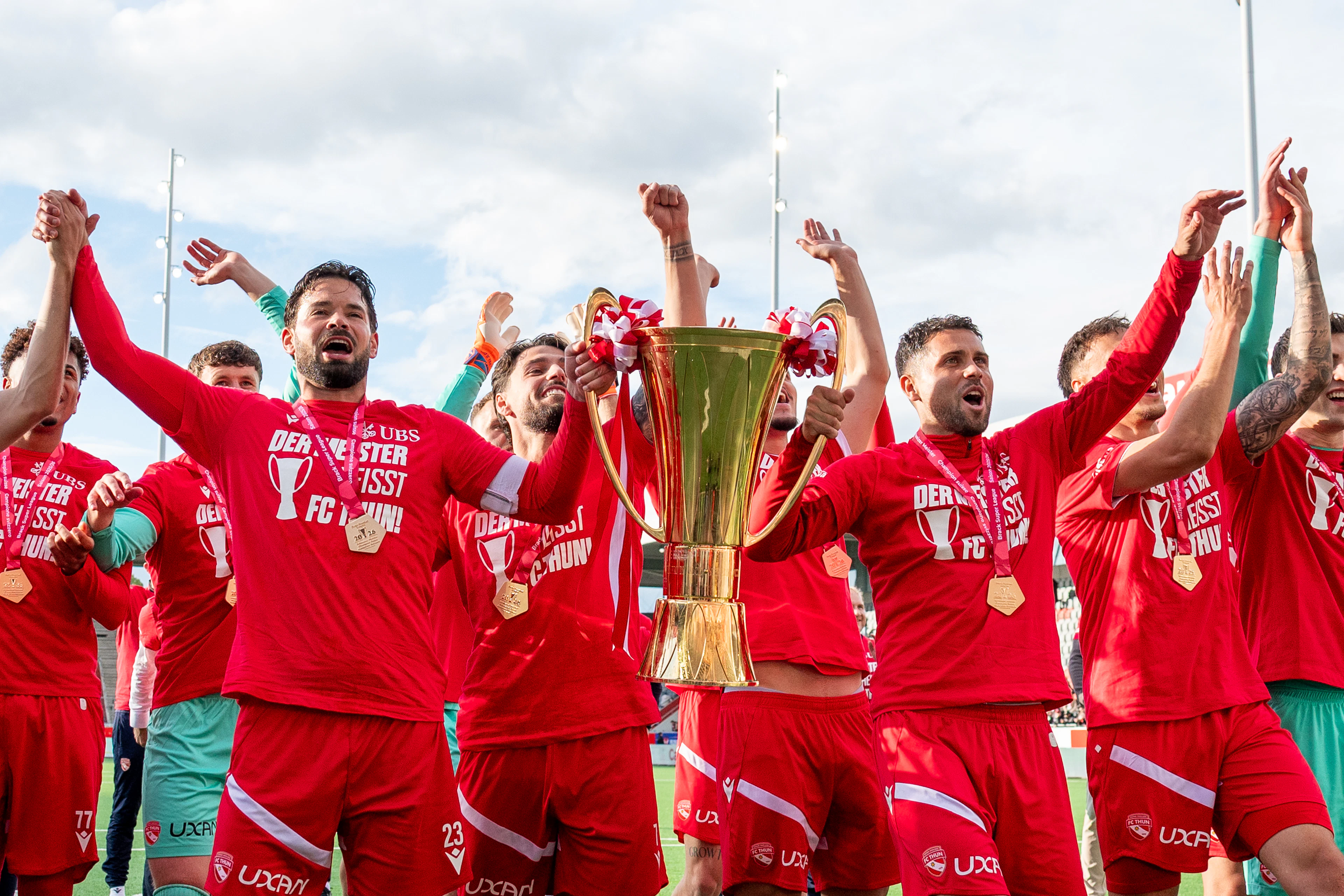Der FC Thun feiert den Meistertitel 2026 vor seiner Fankurve.