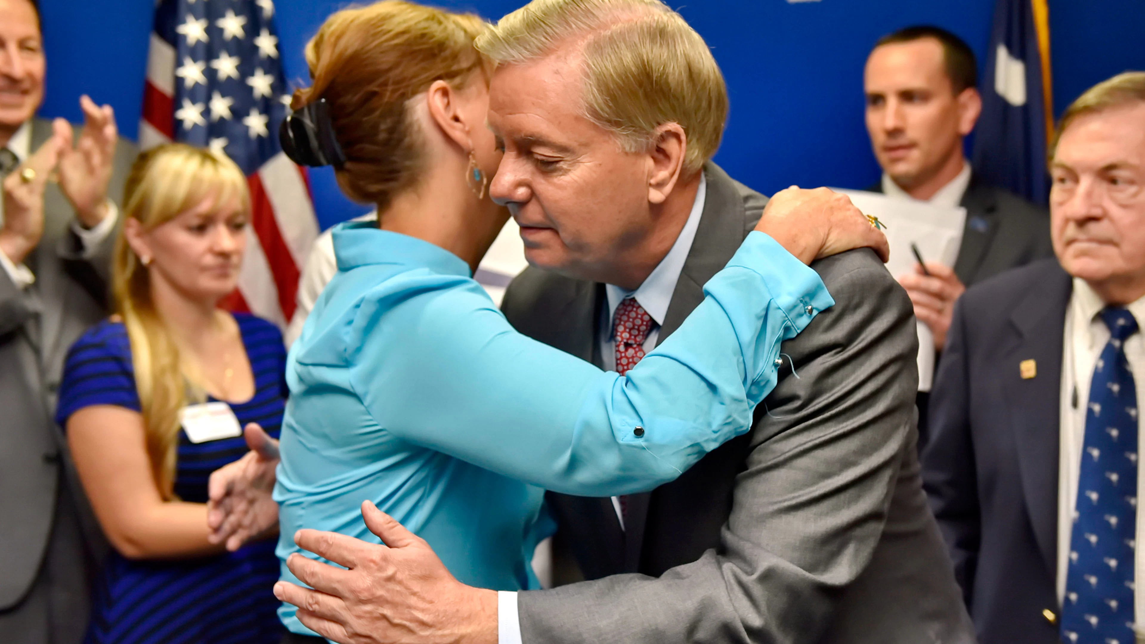 Le sénateur américain Lindsey Graham (à droite), décédé, sera remplacé au Sénat américain par sa sœur.