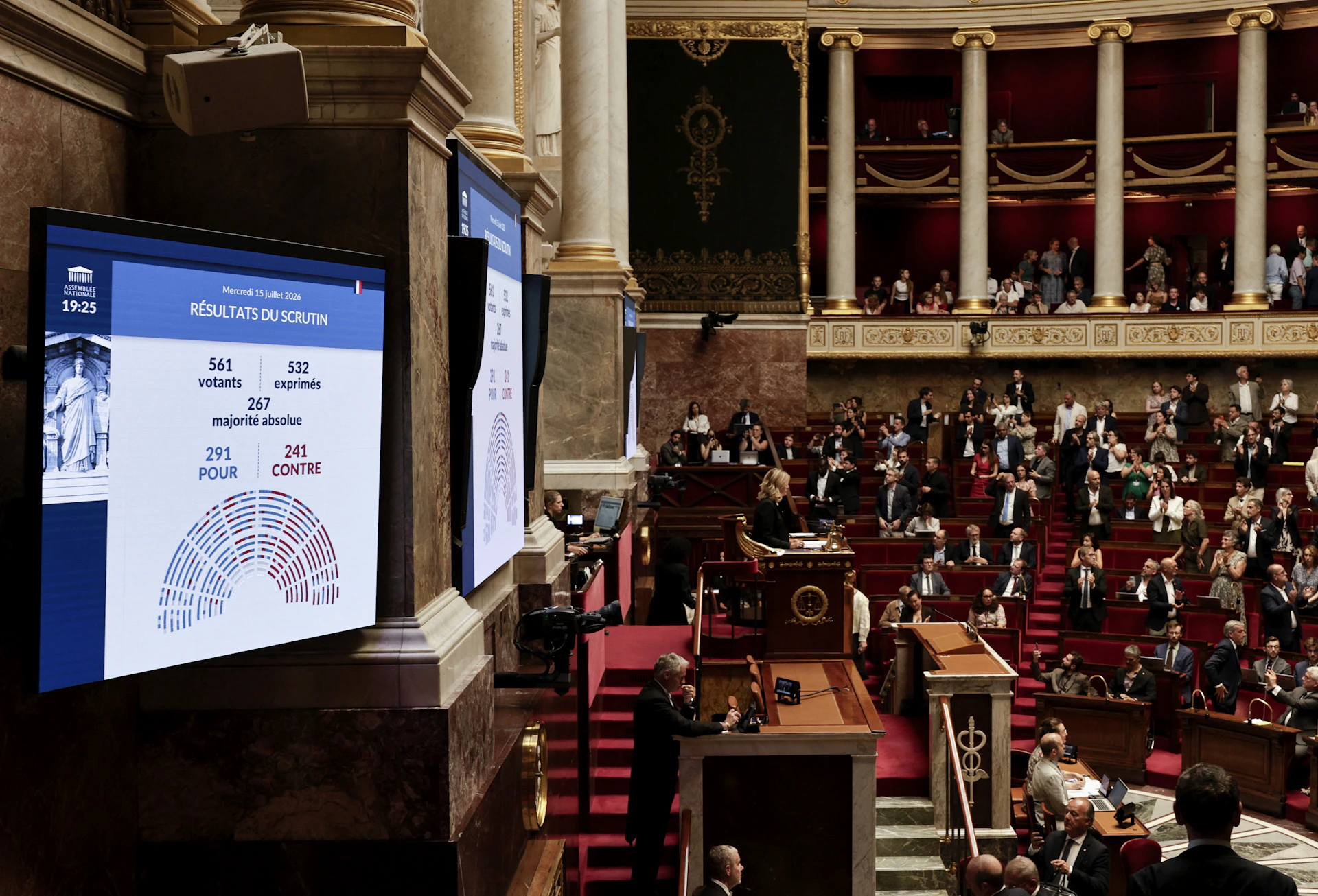 Un écran affiche le résultat du vote sur la loi relative à l'aide à mourir après le scrutin à l'Assemblée nationale, la chambre basse du Parlement français, à Paris, le 15 juillet 2026. Le Parlement français adopte la loi relative à l'aide à mourir le 15 juillet 2026. (Photo : STEPHANE DE SAKUTIN / AFP)