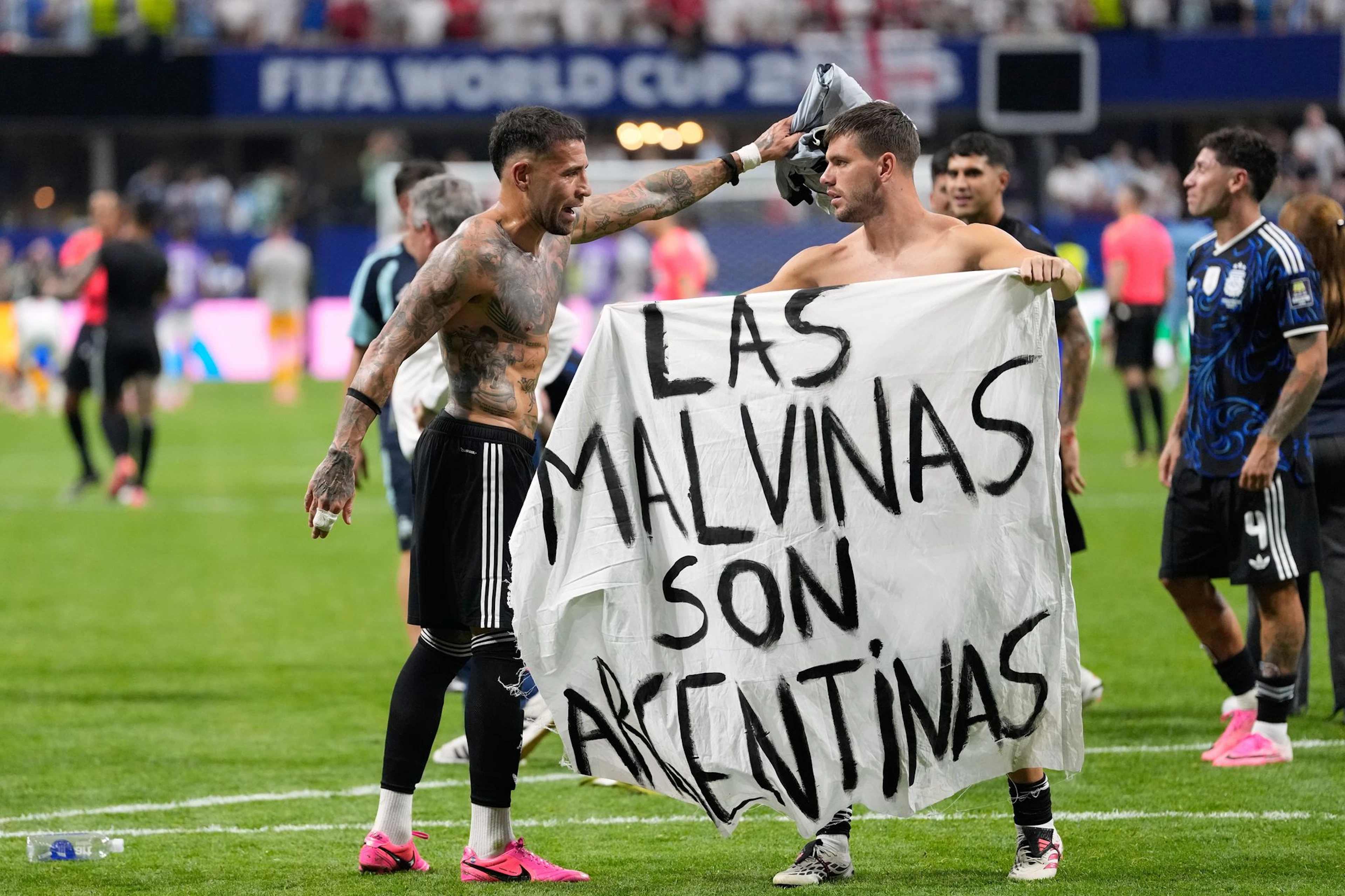 Die Argentinier feiern mit einem politischen Plakat.