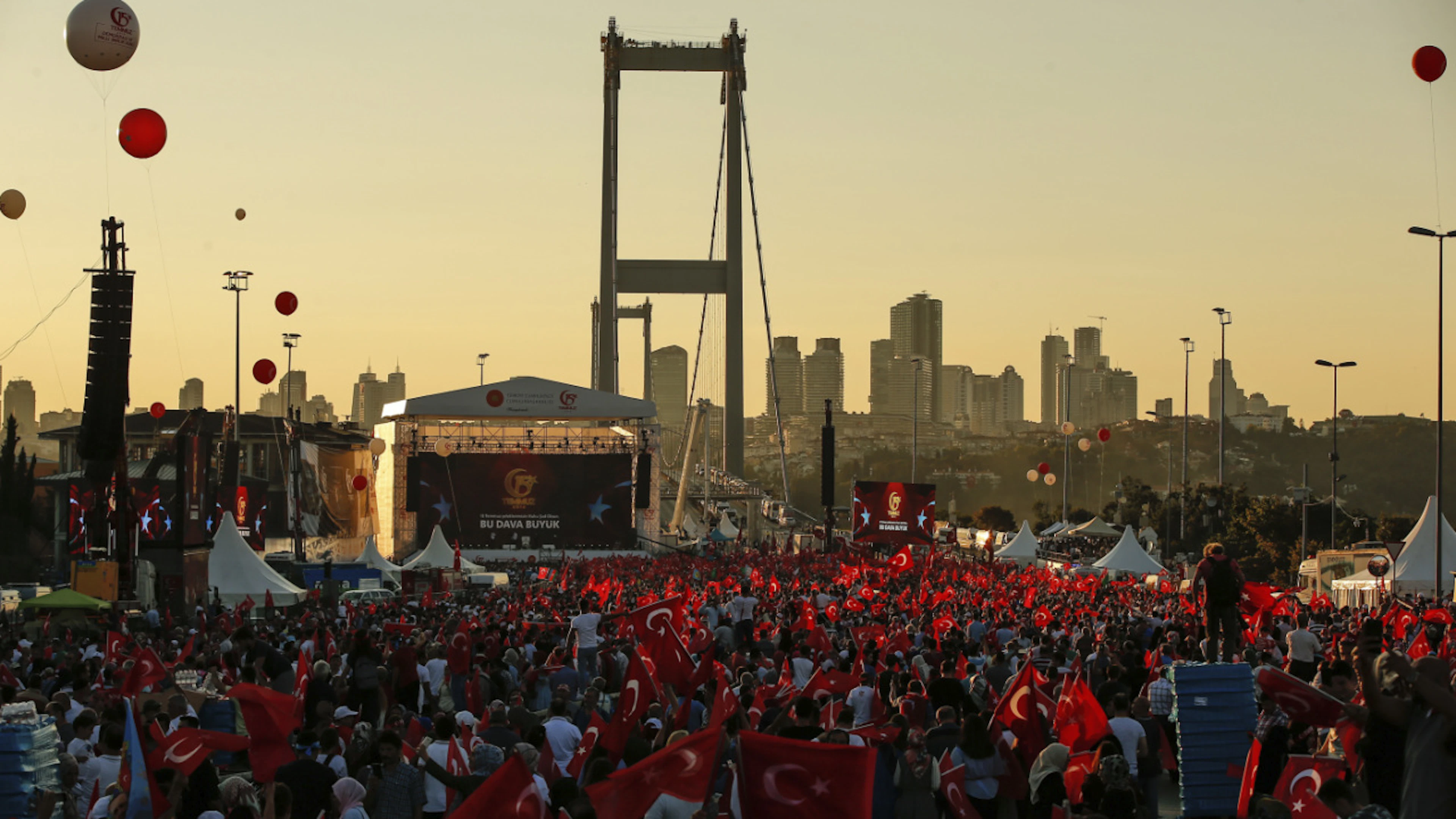 ARCHIV – 15.07.2018, Türkei, Ankara: Menschen schwenken türkische Flaggen bei einer Gedenkveranstaltung zum zweiten Jahrestag des Putschversuchs auf der Brücke der Märtyrer des 15. Juli, ehemals Erste Brücke, auf der in der Putschnacht zahlreiche Zivilisten starben. Foto: Emrah Gurel/AP/dpa