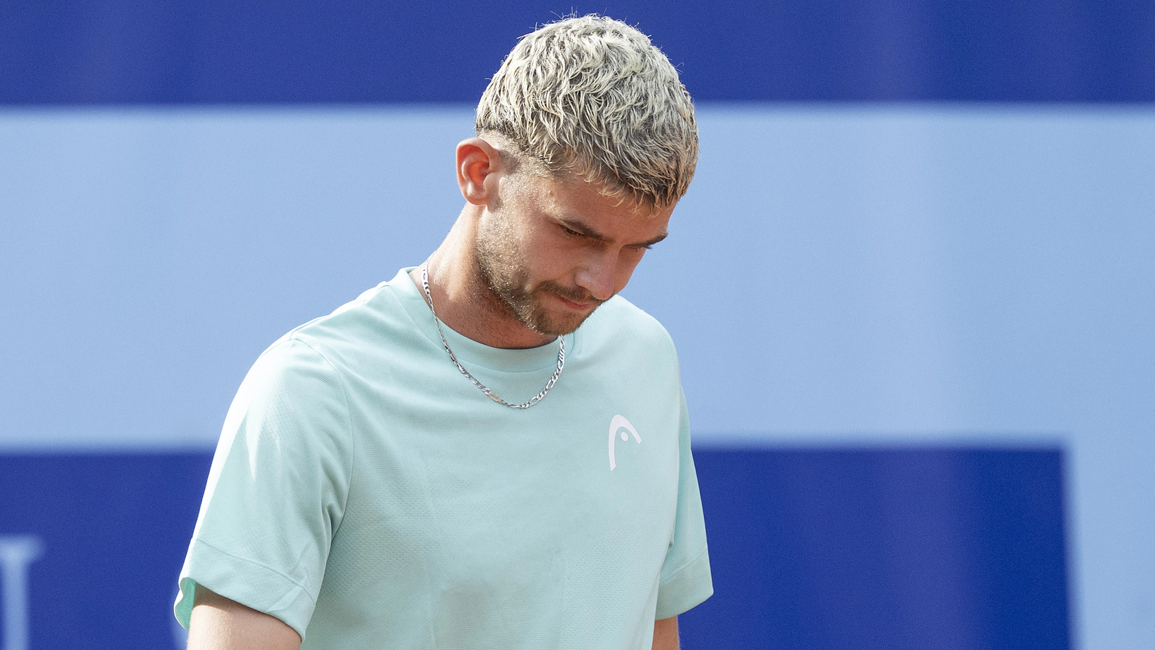 Jérôme Kym tient bien le choc contre Tsitsipas.