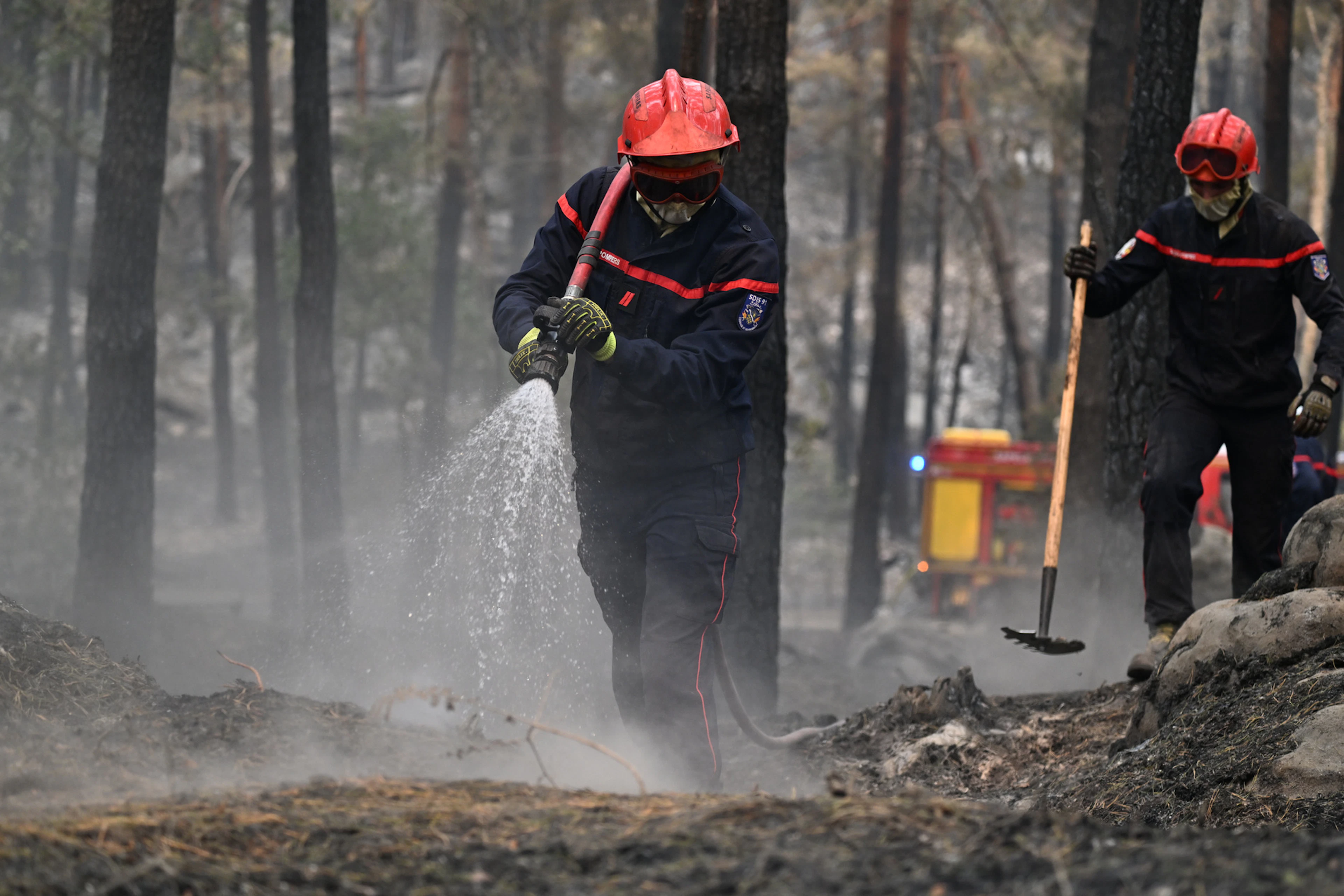 Mercredi, quelque 500 sapeurs-pompiers restaient à pied d'oeuvre dans le secteur de Noisy-sur-Ecole, et plus de 160 dans celui de la Faisanderie pour éviter les reprises de feu.