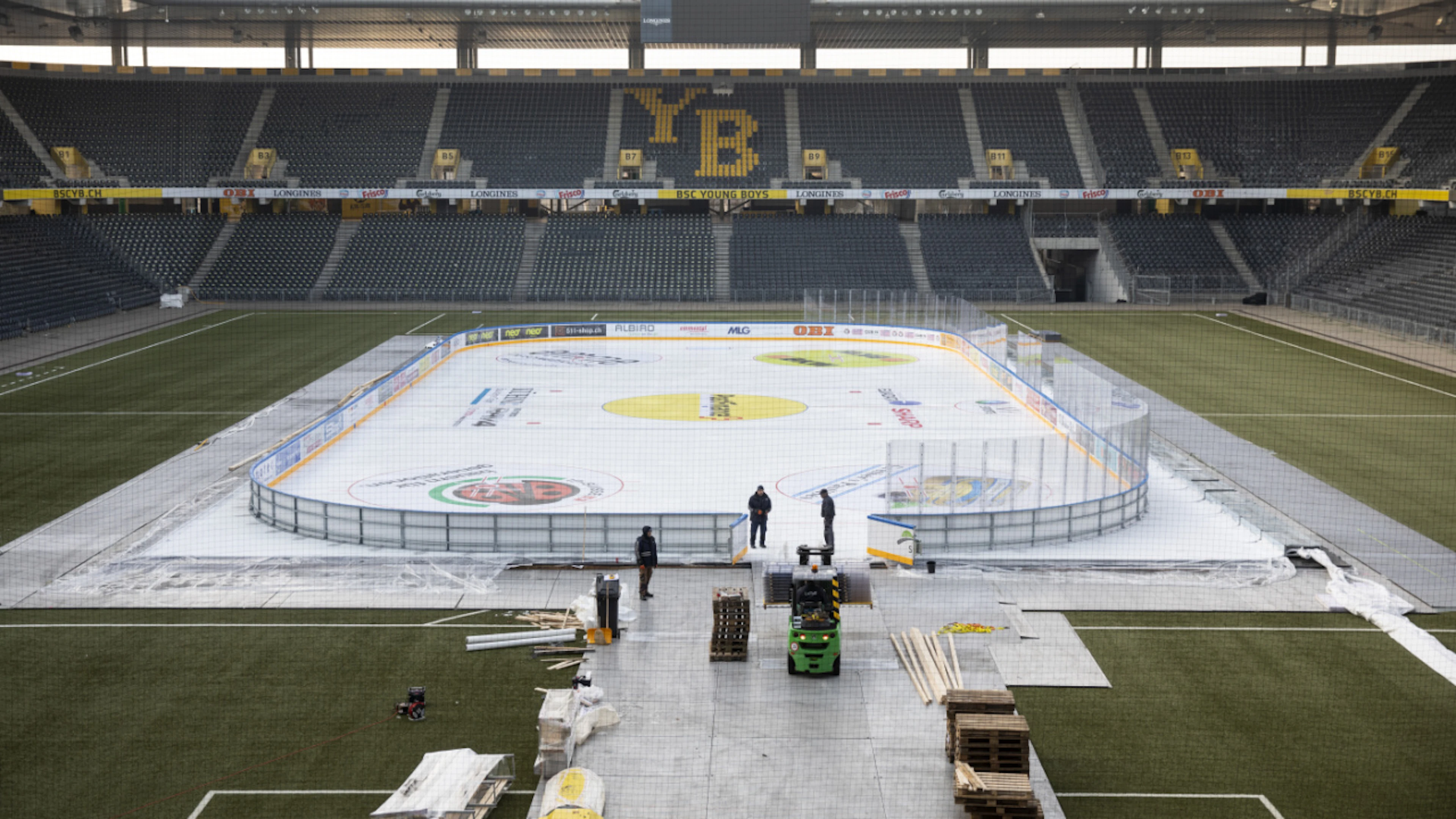 Ein Eishockey-Spielfeld  im Fussballstadion. Das gab es zum Jahreswechsel 2018/19 auch in der Schweiz.