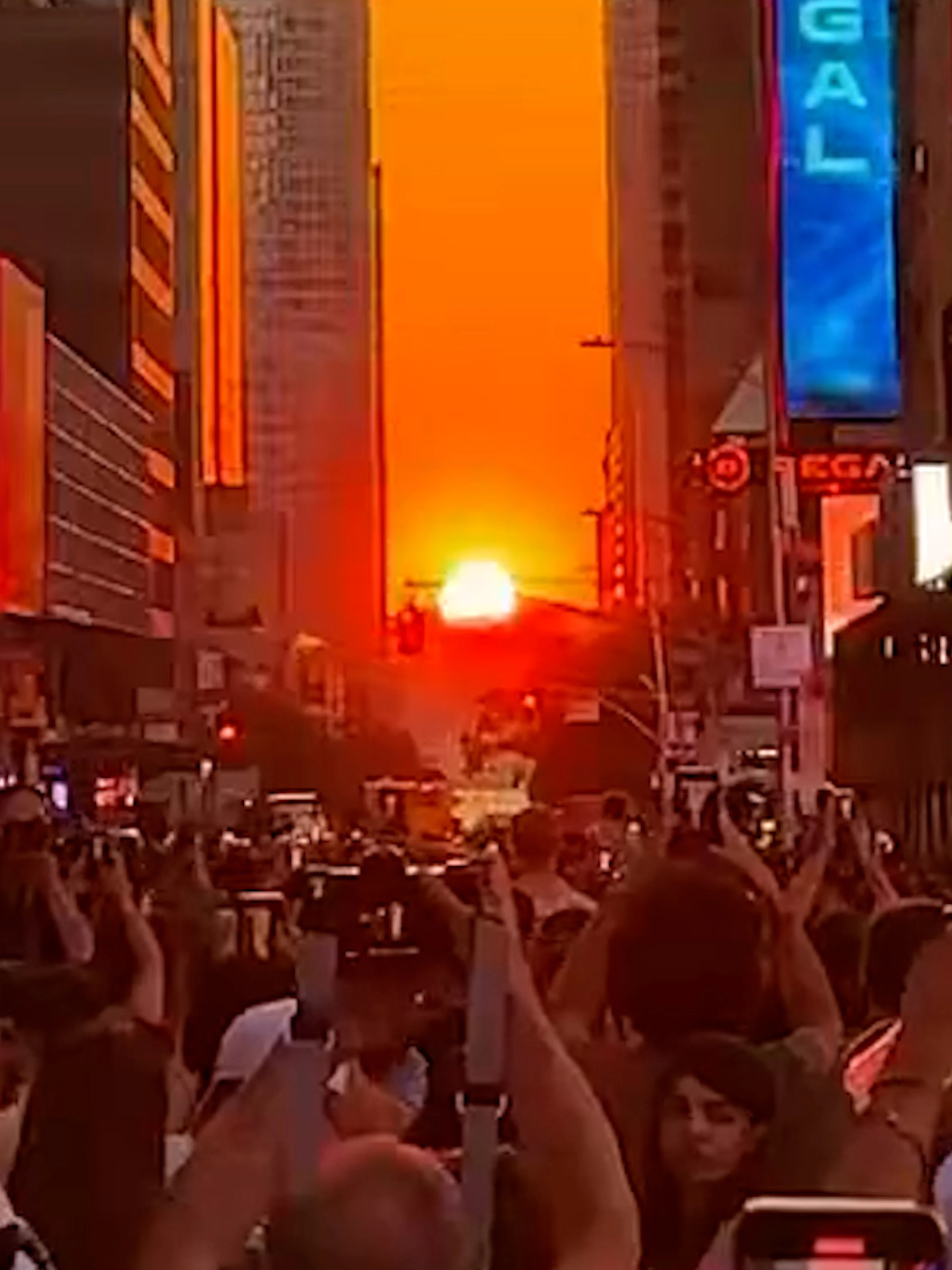 Strade di New York prese d'assalto per lo spettacolare tramonto del «Manhattanhenge»