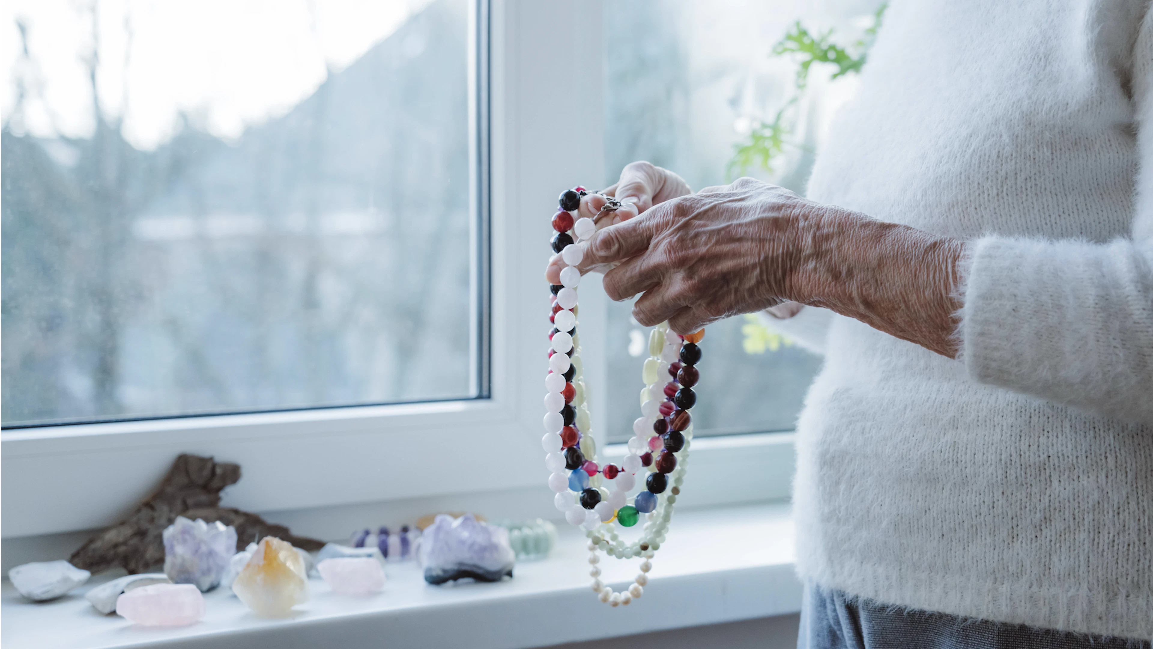 Con il cosiddetto «trucco della collana», i truffatori sostituiscono di nascosto gioielli di valore con repliche a basso costo.