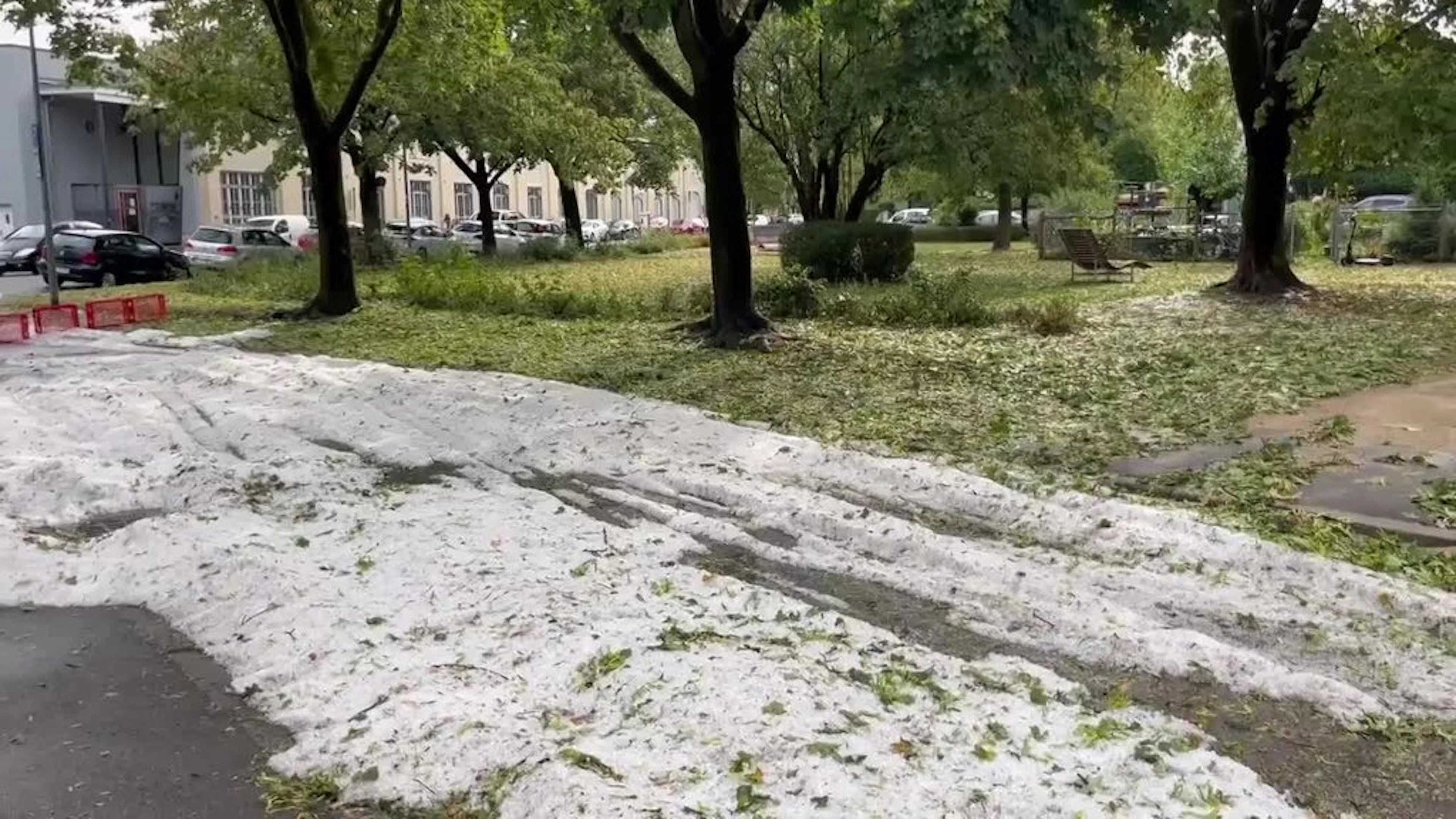 «Sah aus wie Neuschnee»: Hagelberge in Reutlingen – Tausende ohne Strom
